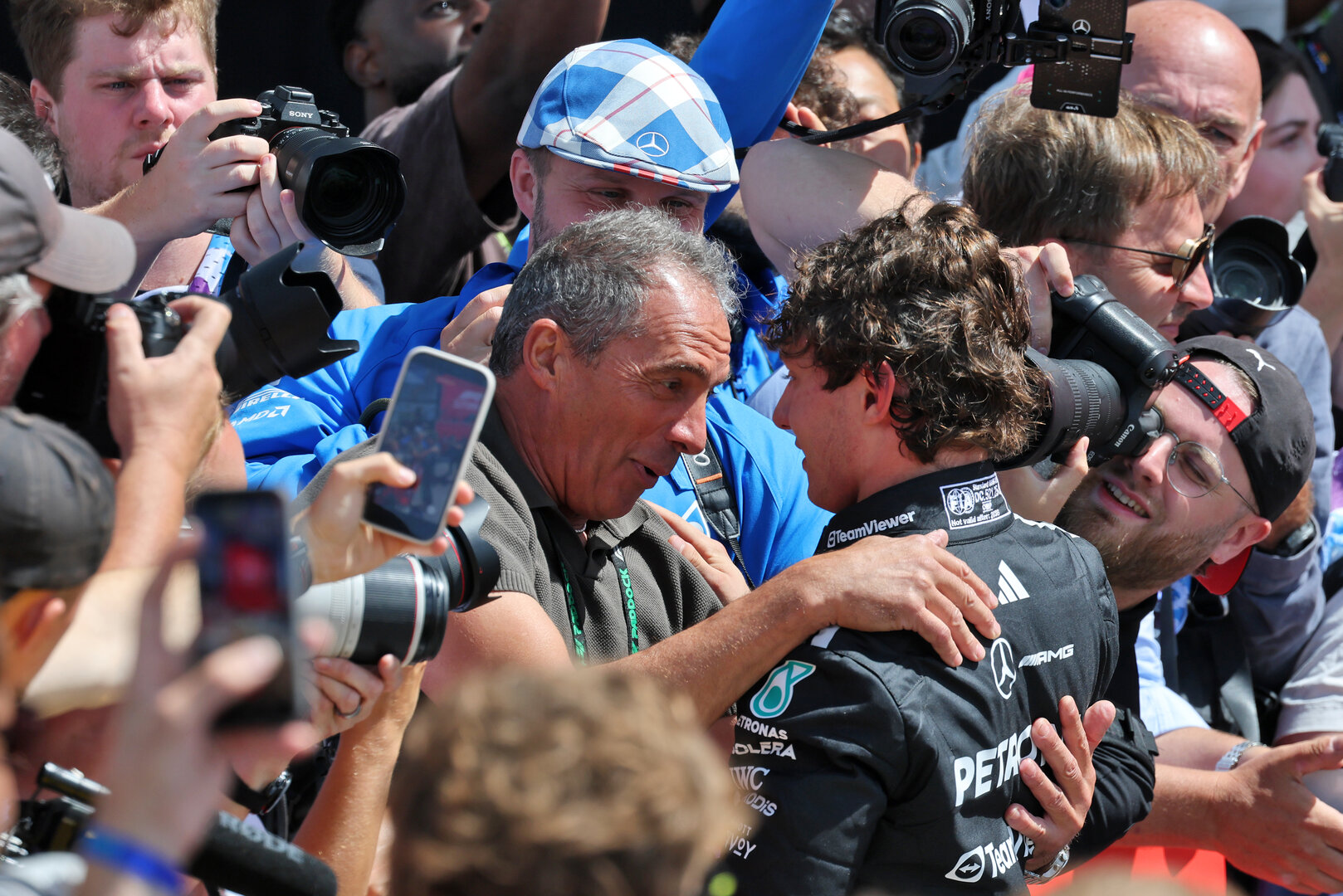GP GRAN BRETAGNA, Gara winner Andrea Kimi Antonelli (ITA) Mercedes AMG Formula One Team celebrates in Sprint parc ferme with his father Marco Antonelli (ITA).
04.07.2026. Formula 1 World Championship, Rd 9, British Grand Prix, Silverstone, England, Sprint e Qualifiche Day.
- www.xpbimages.com, EMail: requests@xpbimages.com © Copyright: Moy / XPB Images