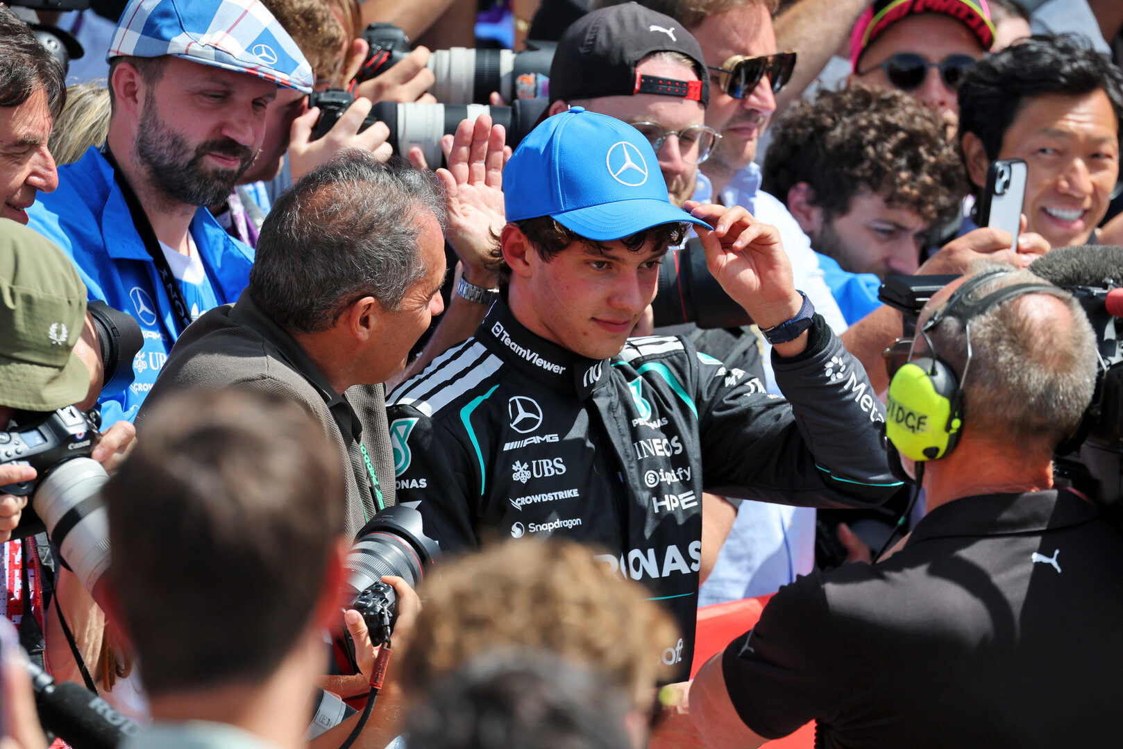 GP GRAN BRETAGNA, Gara winner Andrea Kimi Antonelli (ITA) Mercedes AMG Formula One Team celebrates in Sprint parc ferme with his father Marco Antonelli (ITA).
04.07.2026. Formula 1 World Championship, Rd 9, British Grand Prix, Silverstone, England, Sprint e Qualifiche Day.
- www.xpbimages.com, EMail: requests@xpbimages.com © Copyright: Moy / XPB Images