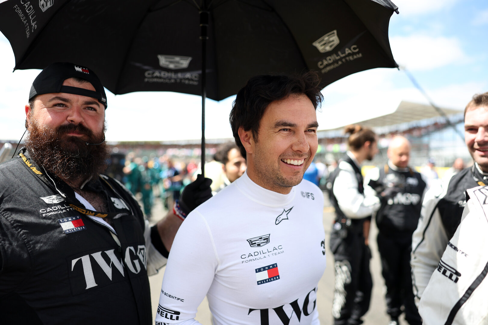 GP GRAN BRETAGNA, Sergio Perez (MEX) Cadillac Formula 1 Team on the grid with Francis Stokes (GBR) Cadillac Formula 1 Team Senior Garage Technician.
04.07.2026. Formula 1 World Championship, Rd 9, British Grand Prix, Silverstone, England, Sprint e Qualifiche Day.
- www.xpbimages.com, EMail: requests@xpbimages.com © Copyright: Bearne / XPB Images