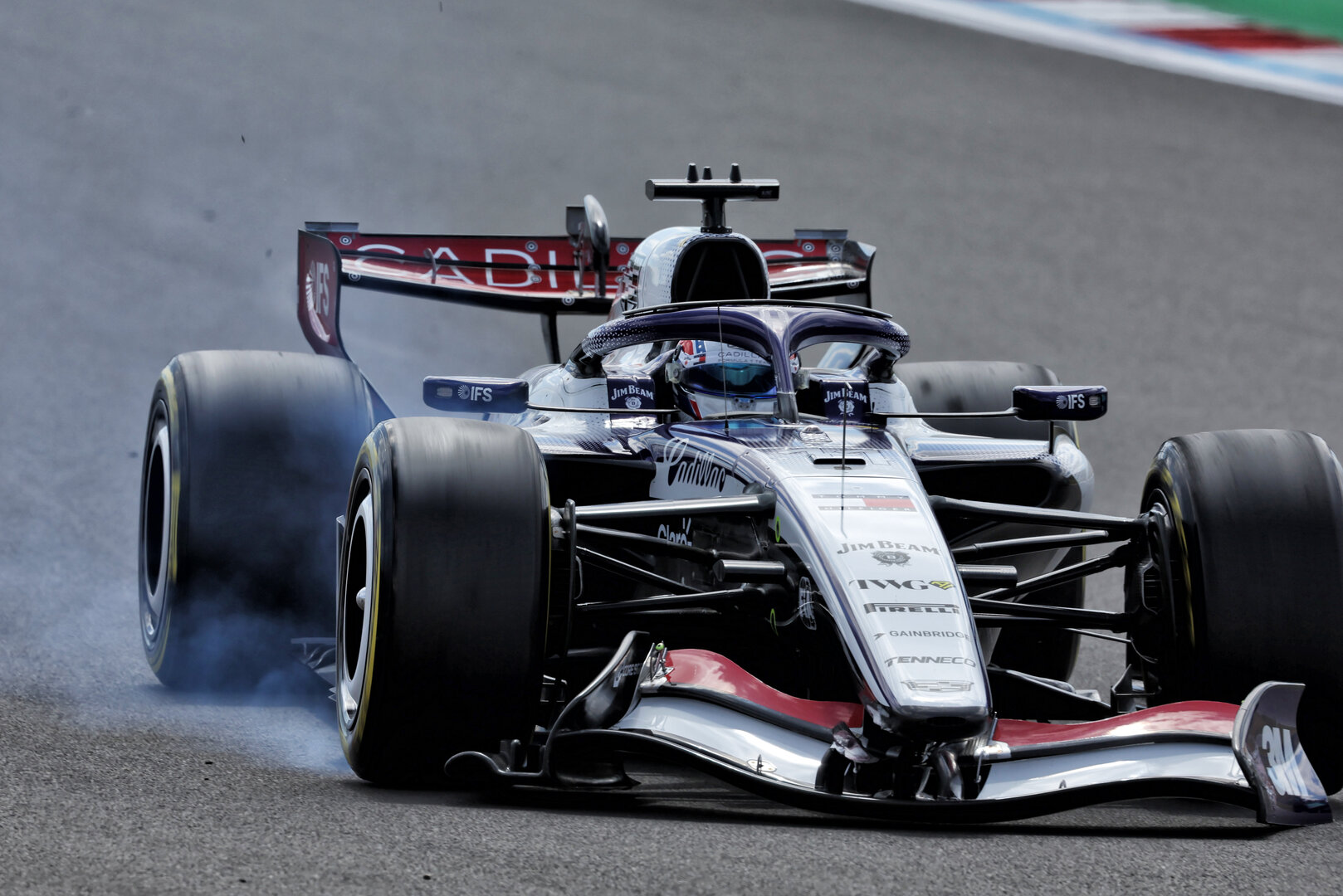 GP GRAN BRETAGNA, Sergio Perez (MEX) Cadillac Formula 1 Team MAC-26 with a broken front wing.
04.07.2026. Formula 1 World Championship, Rd 9, British Grand Prix, Silverstone, England, Sprint e Qualifiche Day.
- www.xpbimages.com, EMail: requests@xpbimages.com © Copyright: Dunbar / XPB Images