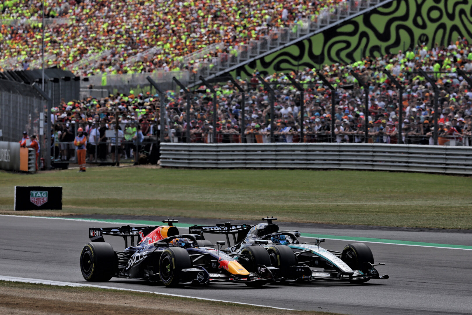 GP GRAN BRETAGNA, Max Verstappen (NLD) Red Bull Racing RB22 e George Russell (GBR) Mercedes AMG Formula One Team W17 battle for position.
04.07.2026. Formula 1 World Championship, Rd 9, British Grand Prix, Silverstone, England, Sprint e Qualifiche Day.
- www.xpbimages.com, EMail: requests@xpbimages.com © Copyright: Dunbar / XPB Images