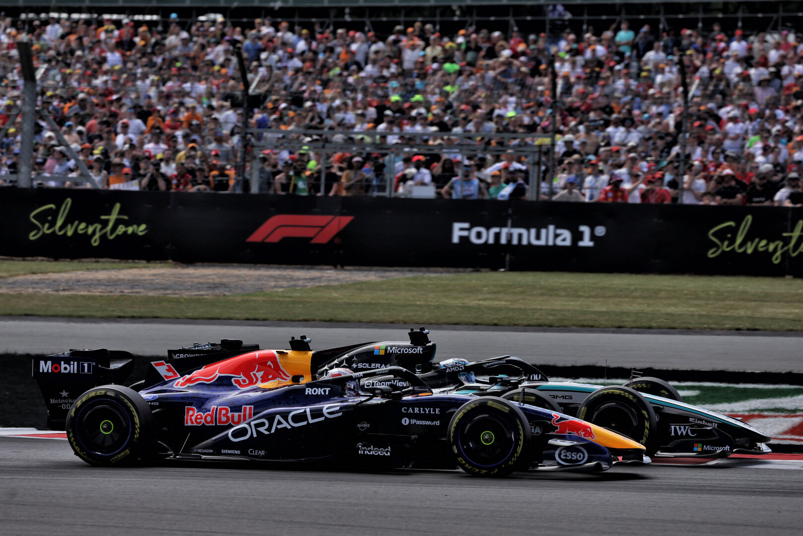 GP GRAN BRETAGNA, Max Verstappen (NLD) Red Bull Racing RB22 e George Russell (GBR) Mercedes AMG Formula One Team W17 battle for position.
04.07.2026. Formula 1 World Championship, Rd 9, British Grand Prix, Silverstone, England, Sprint e Qualifiche Day.
- www.xpbimages.com, EMail: requests@xpbimages.com © Copyright: Dunbar / XPB Images