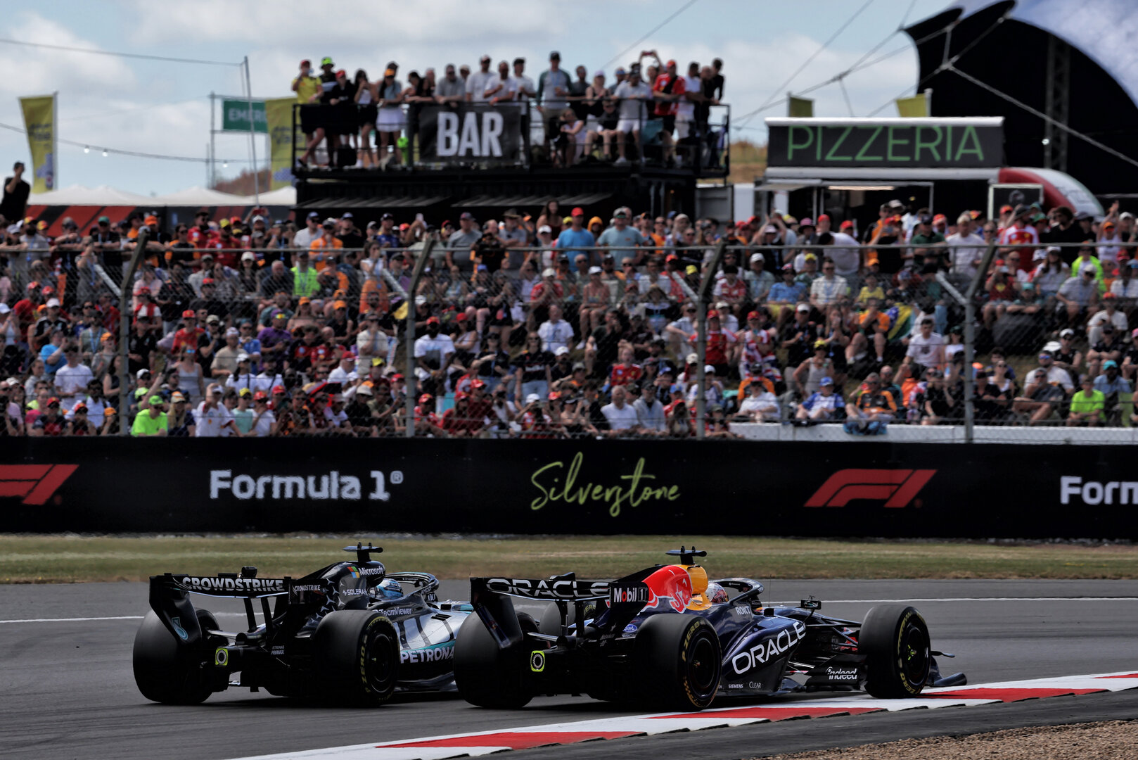 GP GRAN BRETAGNA, Max Verstappen (NLD) Red Bull Racing RB22 e George Russell (GBR) Mercedes AMG Formula One Team W17 battle for position.
04.07.2026. Formula 1 World Championship, Rd 9, British Grand Prix, Silverstone, England, Sprint e Qualifiche Day.
- www.xpbimages.com, EMail: requests@xpbimages.com © Copyright: Dunbar / XPB Images