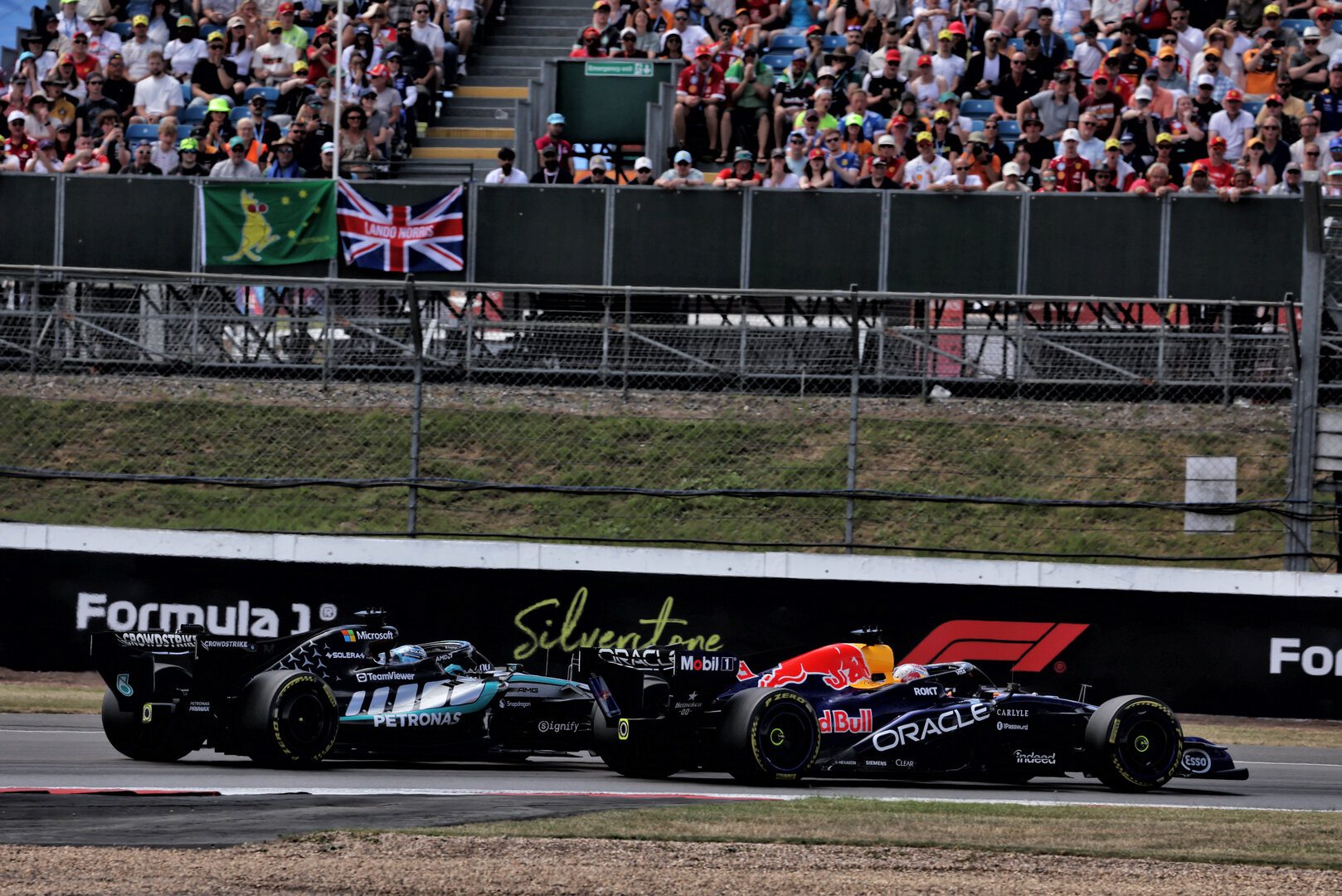 GP GRAN BRETAGNA, Max Verstappen (NLD) Red Bull Racing RB22 e George Russell (GBR) Mercedes AMG Formula One Team W17 battle for position.
04.07.2026. Formula 1 World Championship, Rd 9, British Grand Prix, Silverstone, England, Sprint e Qualifiche Day.
- www.xpbimages.com, EMail: requests@xpbimages.com © Copyright: Dunbar / XPB Images