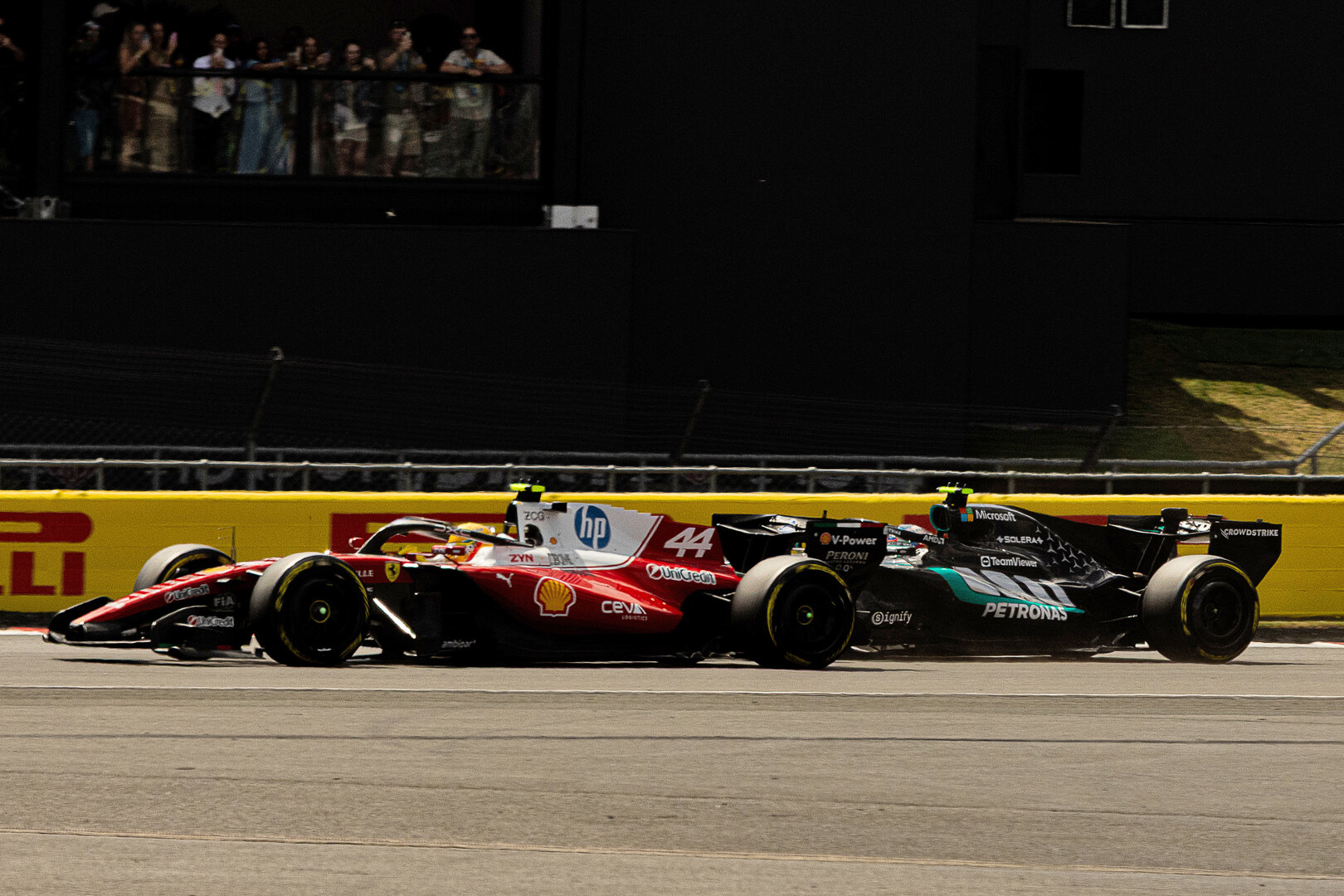 GP GRAN BRETAGNA, Andrea Kimi Antonelli (ITA) Mercedes AMG Formula One Team W17 e Lewis Hamilton (GBR) Ferrari SF-26 at the partenza of the race.
04.07.2026. Formula 1 World Championship, Rd 9, British Grand Prix, Silverstone, England, Sprint e Qualifiche Day.
 - www.xpbimages.com, EMail: requests@xpbimages.com © Copyright: Denny / XPB Images