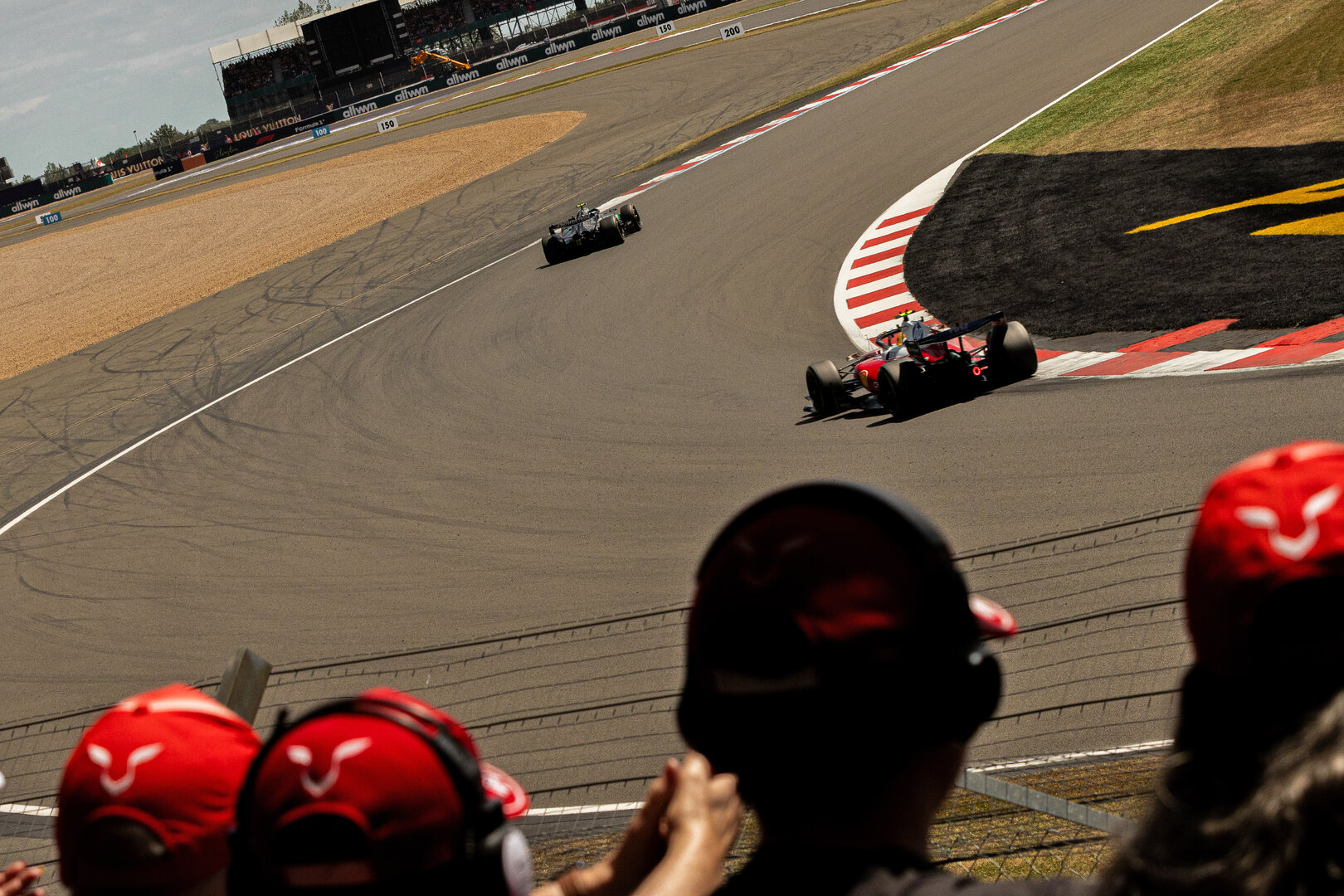 GP GRAN BRETAGNA, Andrea Kimi Antonelli (ITA) Mercedes AMG Formula One Team W17 davanti a Lewis Hamilton (GBR) Ferrari SF-26.
04.07.2026. Formula 1 World Championship, Rd 9, British Grand Prix, Silverstone, England, Sprint e Qualifiche Day.
 - www.xpbimages.com, EMail: requests@xpbimages.com © Copyright: Denny / XPB Images