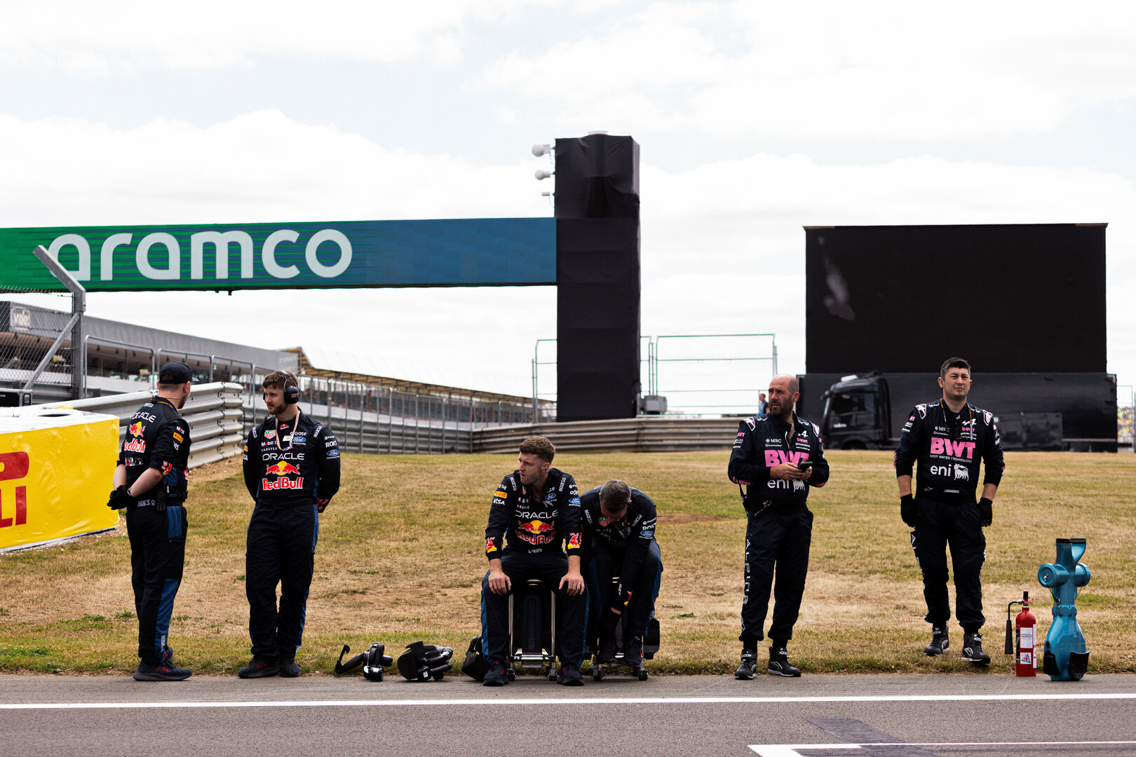 GP GRAN BRETAGNA, Red Bull Racing e Alpine F1 Team meccanici on the grid.
04.07.2026. Formula 1 World Championship, Rd 9, British Grand Prix, Silverstone, England, Sprint e Qualifiche Day.
 - www.xpbimages.com, EMail: requests@xpbimages.com © Copyright: Denny / XPB Images