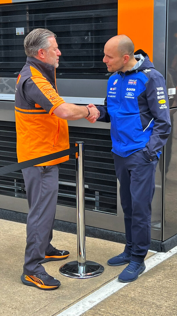 GP GRAN BRETAGNA, (L to R): Zak Brown (USA) McLaren F1 Team Executive Director with Gianpiero Lambiase (ITA) Red Bull Racing Head of Gara Engineering.
04.07.2026. Formula 1 World Championship, Rd 9, British Grand Prix, Silverstone, England, Sprint e Qualifiche Day.
- www.xpbimages.com, EMail: requests@xpbimages.com © Copyright: XPB Images