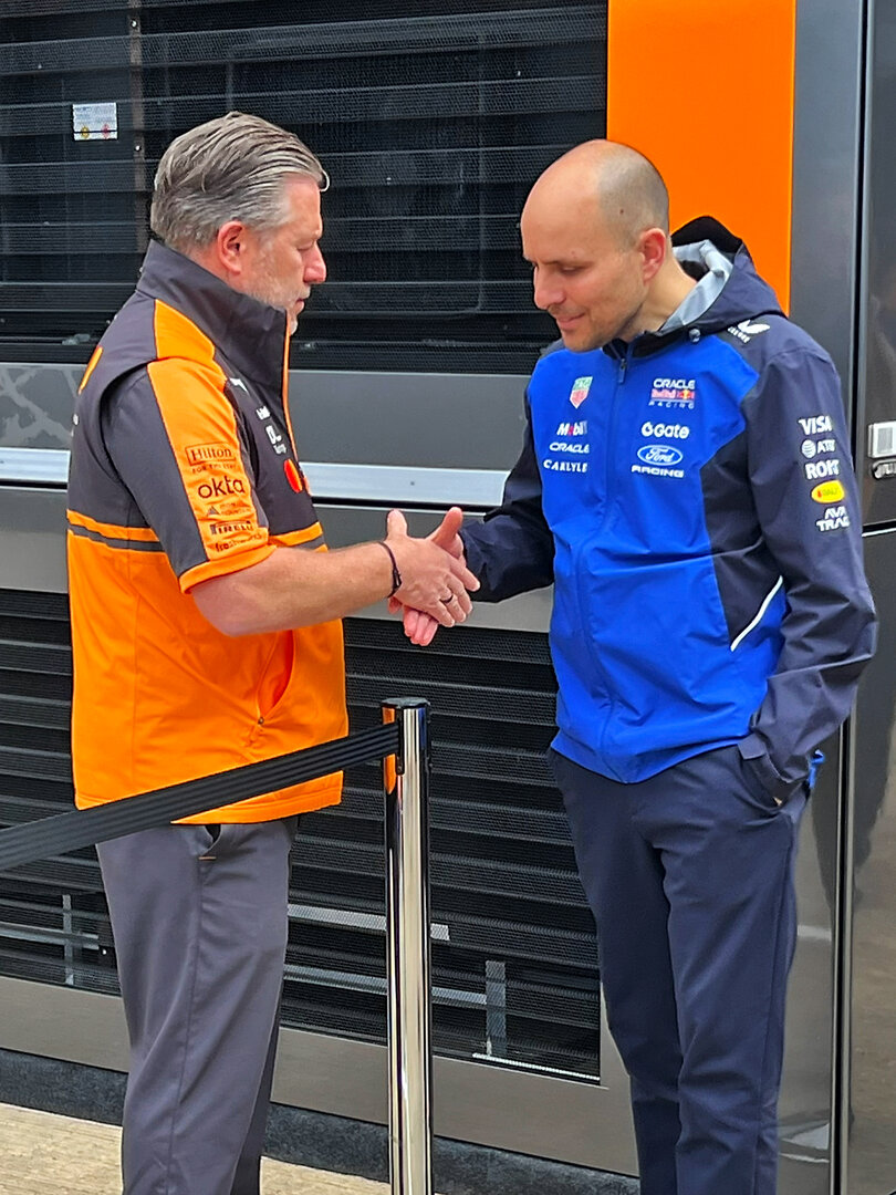 GP GRAN BRETAGNA, (L to R): Zak Brown (USA) McLaren F1 Team Executive Director with Gianpiero Lambiase (ITA) Red Bull Racing Head of Gara Engineering.
04.07.2026. Formula 1 World Championship, Rd 9, British Grand Prix, Silverstone, England, Sprint e Qualifiche Day.
- www.xpbimages.com, EMail: requests@xpbimages.com © Copyright: XPB Images