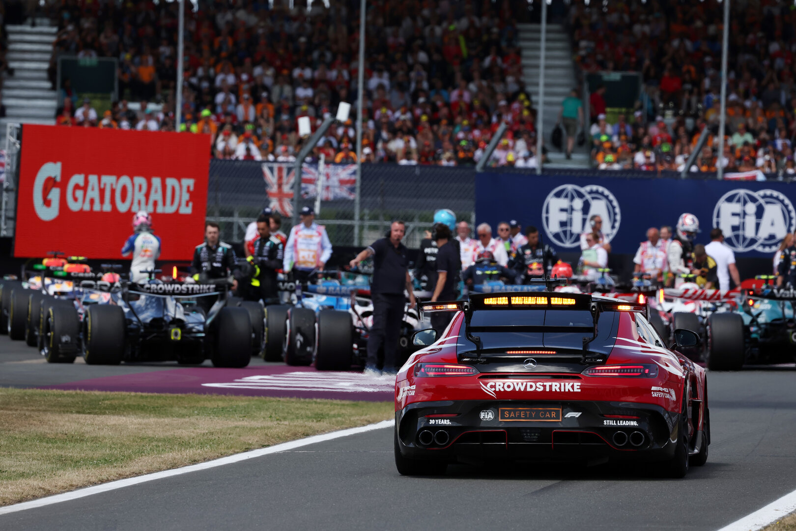 GP GRAN BRETAGNA, Cars in Sprint parc ferme joined by the Mercedes FIA Safety Car.
04.07.2026. Formula 1 World Championship, Rd 9, British Grand Prix, Silverstone, England, Sprint e Qualifiche Day.
- www.xpbimages.com, EMail: requests@xpbimages.com © Copyright: Dunbar / XPB Images