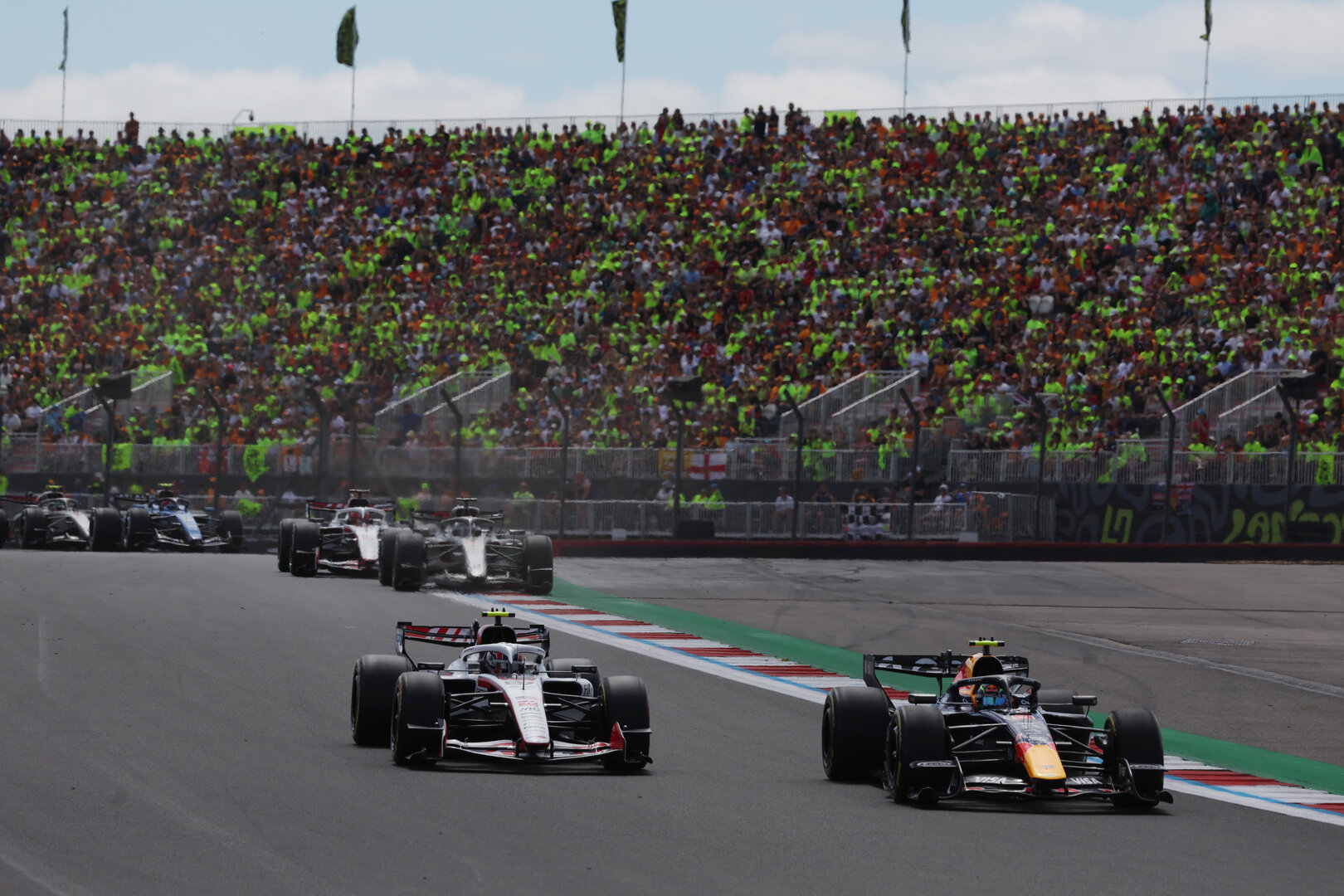 GP GRAN BRETAGNA, (L to R): Oliver Bearman (GBR) Haas F1 Team VF-26 e Isack Hadjar (FRA) Red Bull Racing RB22 battle for position.
04.07.2026. Formula 1 World Championship, Rd 9, British Grand Prix, Silverstone, England, Sprint e Qualifiche Day.
- www.xpbimages.com, EMail: requests@xpbimages.com © Copyright: Dunbar / XPB Images