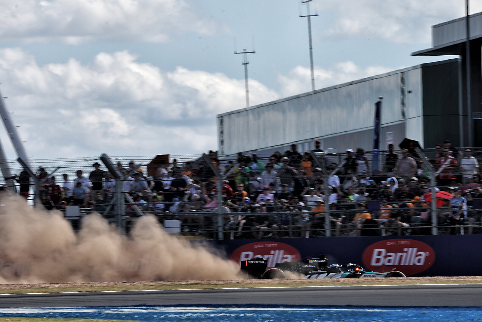 GP GRAN BRETAGNA, George Russell (GBR) Mercedes AMG Formula One Team W17 runs into the gravel trap during qualifying.
04.07.2026. Formula 1 World Championship, Rd 9, British Grand Prix, Silverstone, England, Sprint e Qualifiche Day.
- www.xpbimages.com, EMail: requests@xpbimages.com © Copyright: Dunbar / XPB Images