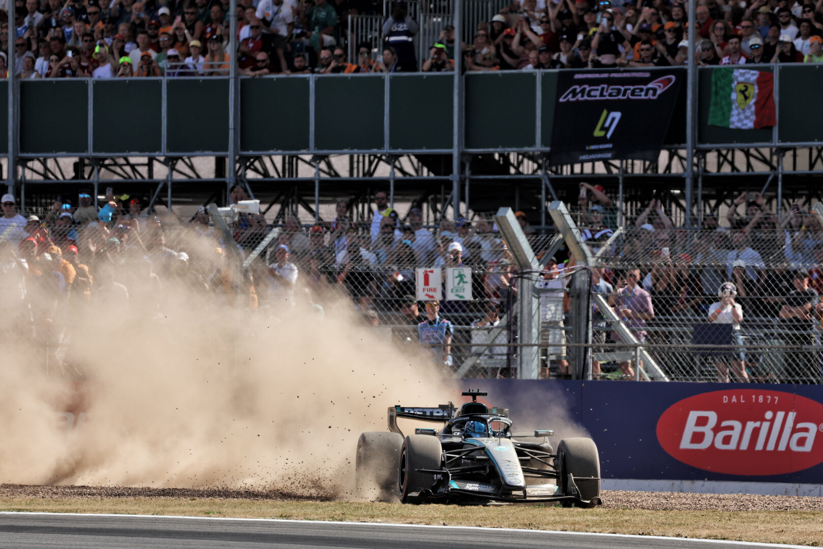 GP GRAN BRETAGNA, George Russell (GBR) Mercedes AMG Formula One Team W17 runs into the gravel trap during qualifying.
04.07.2026. Formula 1 World Championship, Rd 9, British Grand Prix, Silverstone, England, Sprint e Qualifiche Day.
- www.xpbimages.com, EMail: requests@xpbimages.com © Copyright: Dunbar / XPB Images