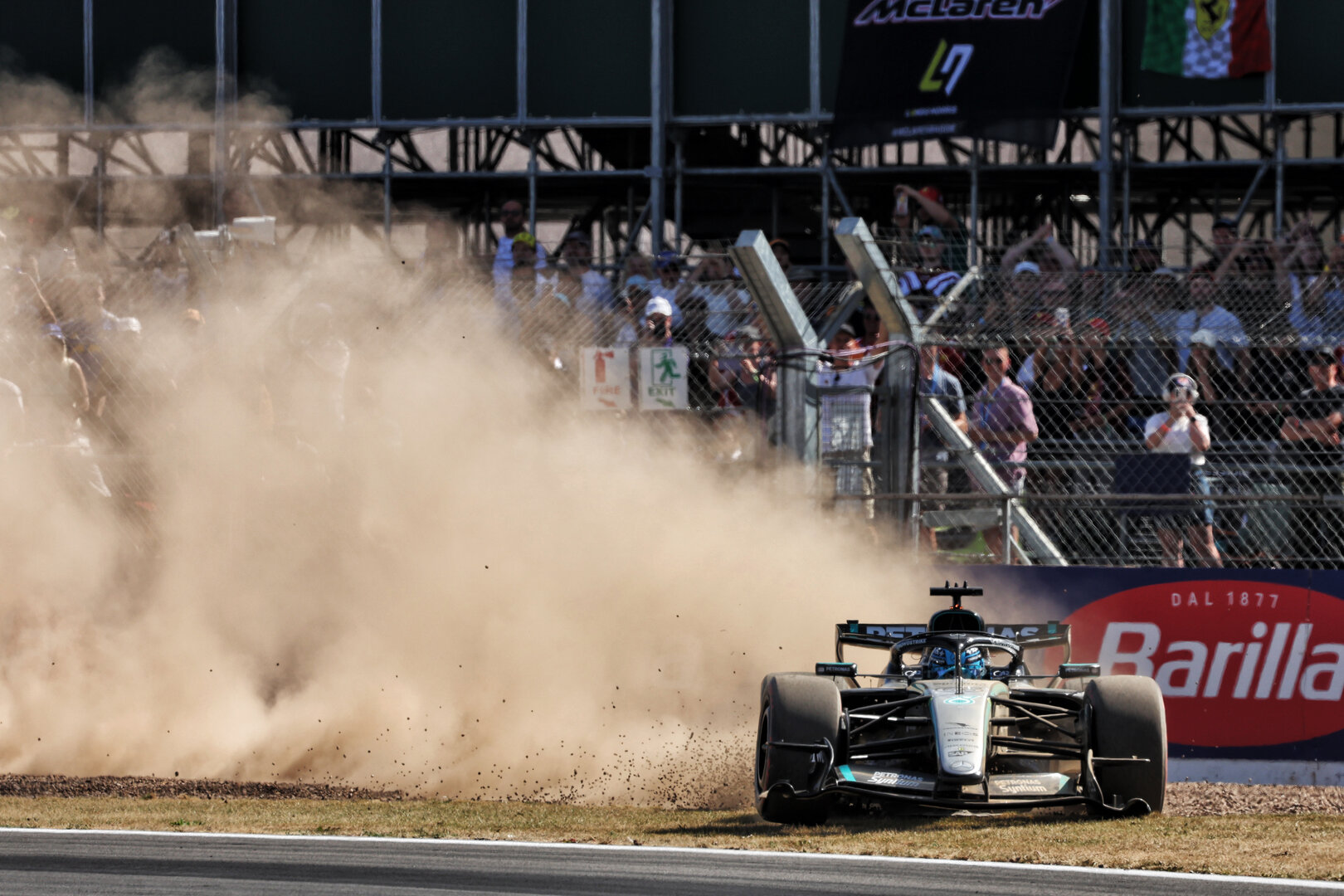 GP GRAN BRETAGNA, George Russell (GBR) Mercedes AMG Formula One Team W17 runs into the gravel trap during qualifying.
04.07.2026. Formula 1 World Championship, Rd 9, British Grand Prix, Silverstone, England, Sprint e Qualifiche Day.
- www.xpbimages.com, EMail: requests@xpbimages.com © Copyright: Dunbar / XPB Images