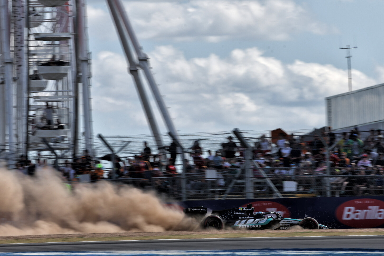 GP GRAN BRETAGNA, George Russell (GBR) Mercedes AMG Formula One Team W17 runs into the gravel trap during qualifying.
04.07.2026. Formula 1 World Championship, Rd 9, British Grand Prix, Silverstone, England, Sprint e Qualifiche Day.
- www.xpbimages.com, EMail: requests@xpbimages.com © Copyright: Dunbar / XPB Images