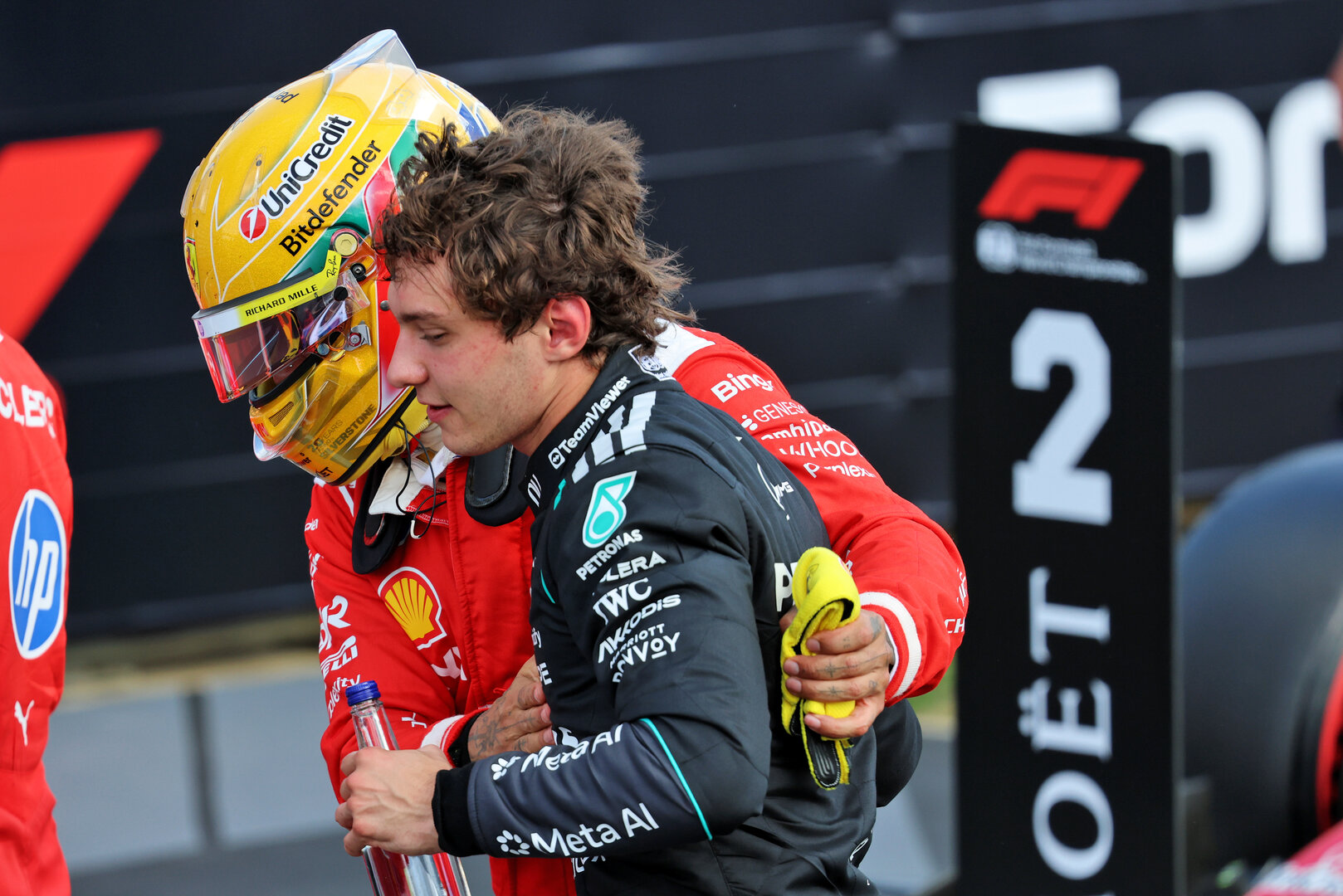 GP GRAN BRETAGNA, Lewis Hamilton (GBR) Ferrari with pole sitter Andrea Kimi Antonelli (ITA) Mercedes AMG Formula One Team in qualifying parc ferme.
04.07.2026. Formula 1 World Championship, Rd 9, British Grand Prix, Silverstone, England, Sprint e Qualifiche Day.
- www.xpbimages.com, EMail: requests@xpbimages.com © Copyright: Batchelor / XPB Images
