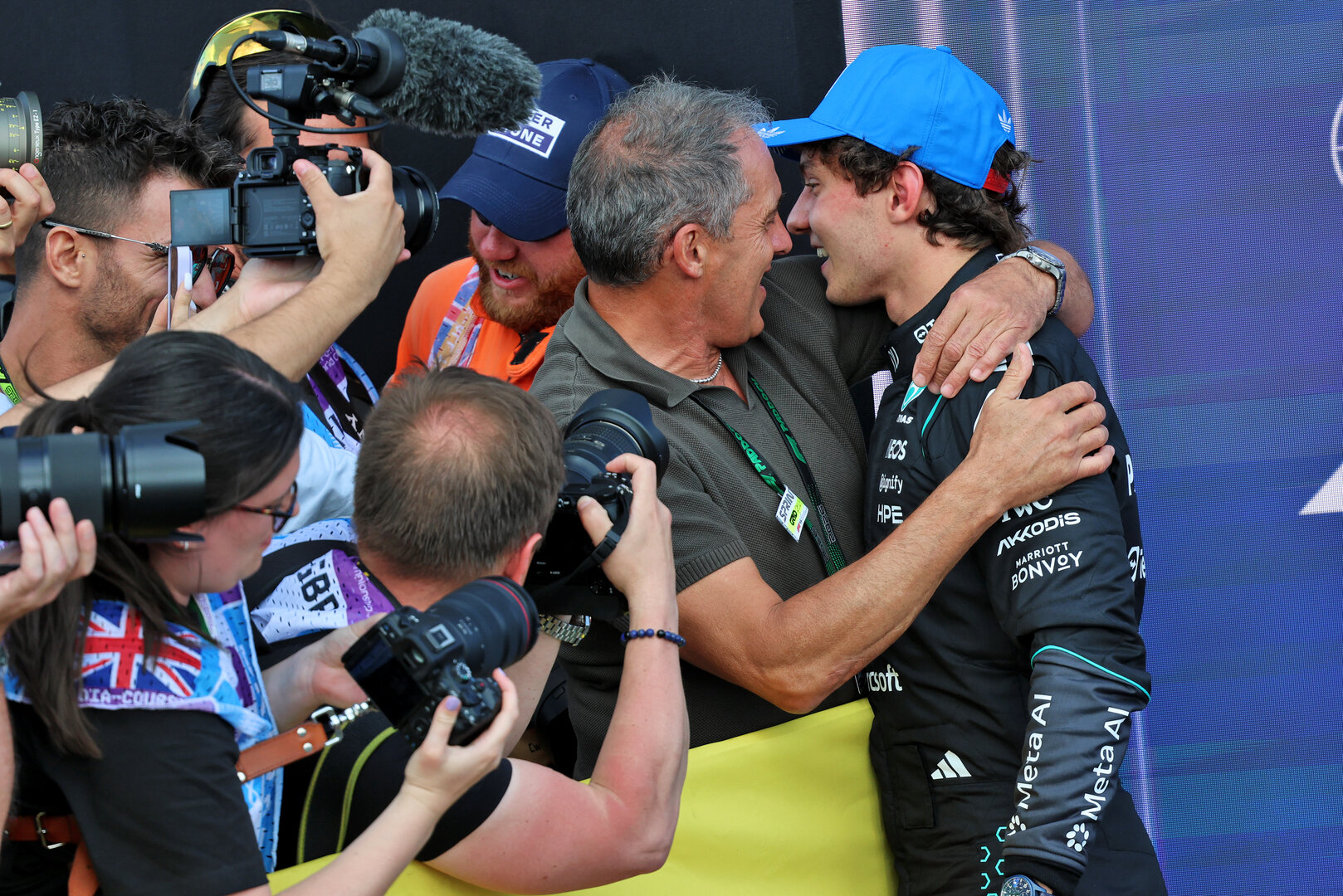 GP GRAN BRETAGNA, Andrea Kimi Antonelli (ITA) Mercedes AMG Formula One Team celebrates his pole position in qualifying parc ferme with his father Marco Antonelli (ITA).
04.07.2026. Formula 1 World Championship, Rd 9, British Grand Prix, Silverstone, England, Sprint e Qualifiche Day.
- www.xpbimages.com, EMail: requests@xpbimages.com © Copyright: Batchelor / XPB Images