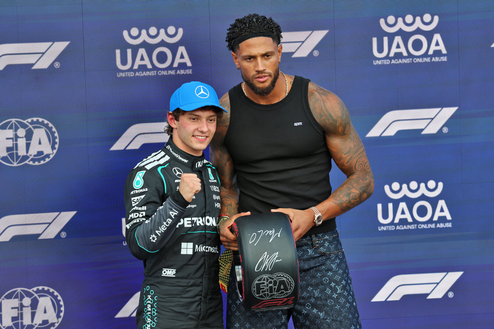 GP GRAN BRETAGNA, (L to R): Andrea Kimi Antonelli (ITA) Mercedes AMG Formula One Team receives the Pirelli Pole Position Award in qualifying parc ferme from Maduka Okoye (GER) Football Goalkeeper.
04.07.2026. Formula 1 World Championship, Rd 9, British Grand Prix, Silverstone, England, Sprint e Qualifiche Day.
- www.xpbimages.com, EMail: requests@xpbimages.com © Copyright: Batchelor / XPB Images