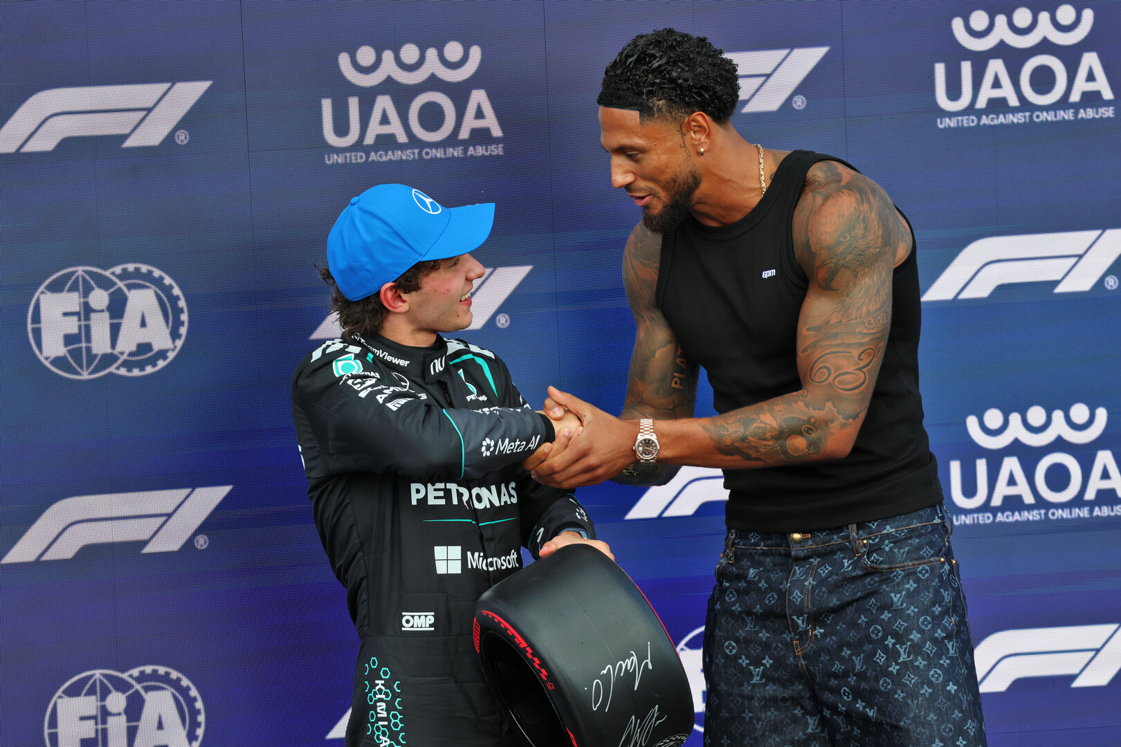 GP GRAN BRETAGNA, (L to R): Andrea Kimi Antonelli (ITA) Mercedes AMG Formula One Team receives the Pirelli Pole Position Award in qualifying parc ferme from Maduka Okoye (GER) Football Goalkeeper.
04.07.2026. Formula 1 World Championship, Rd 9, British Grand Prix, Silverstone, England, Sprint e Qualifiche Day.
- www.xpbimages.com, EMail: requests@xpbimages.com © Copyright: Batchelor / XPB Images
