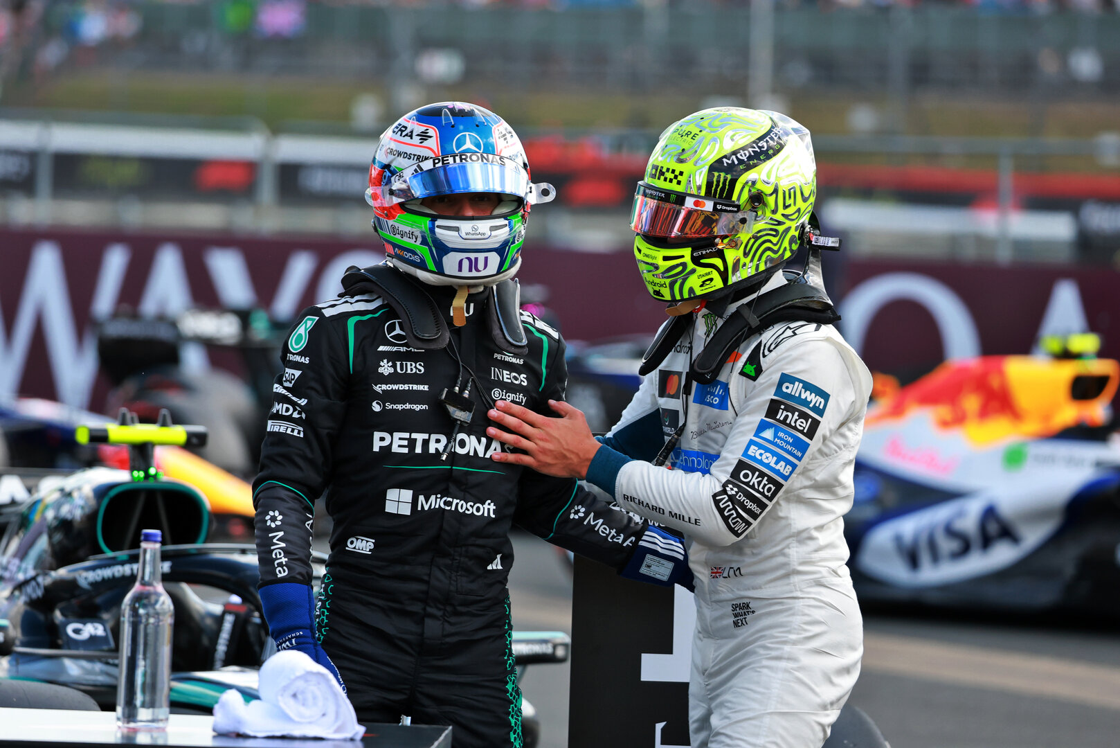GP GRAN BRETAGNA, (L to R): Andrea Kimi Antonelli (ITA) Mercedes AMG Formula One Team celebrates his pole position in qualifying parc ferme with Lando Norris (GBR) McLaren F1 Team.
04.07.2026. Formula 1 World Championship, Rd 9, British Grand Prix, Silverstone, England, Sprint e Qualifiche Day.
- www.xpbimages.com, EMail: requests@xpbimages.com © Copyright: Charniaux / XPB Images
