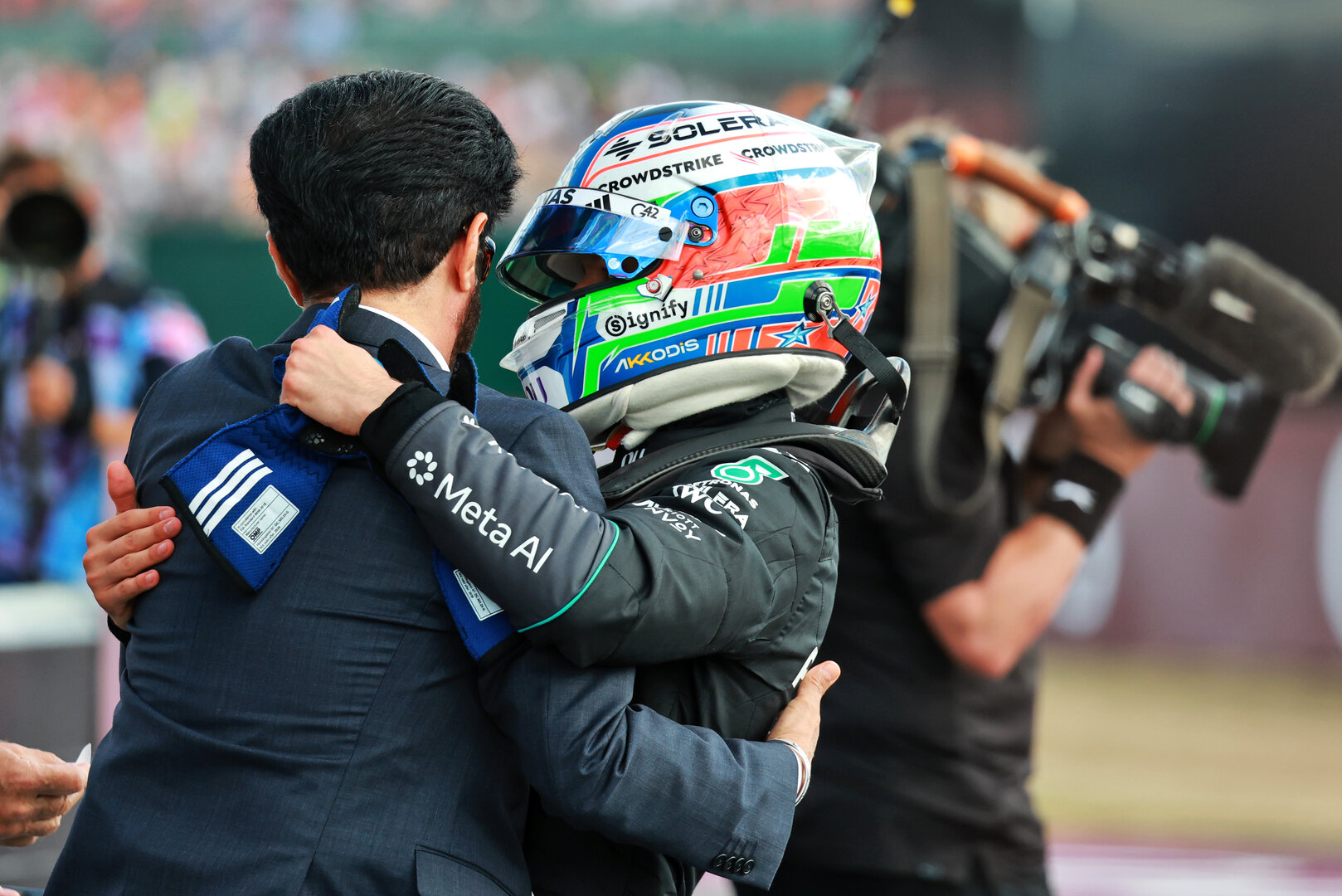 GP GRAN BRETAGNA, Andrea Kimi Antonelli (ITA) Mercedes AMG Formula One Team celebrates his pole position in qualifying parc ferme with Mohammed Bin Sulayem (UAE) FIA President (Left).
04.07.2026. Formula 1 World Championship, Rd 9, British Grand Prix, Silverstone, England, Sprint e Qualifiche Day.
- www.xpbimages.com, EMail: requests@xpbimages.com © Copyright: Charniaux / XPB Images