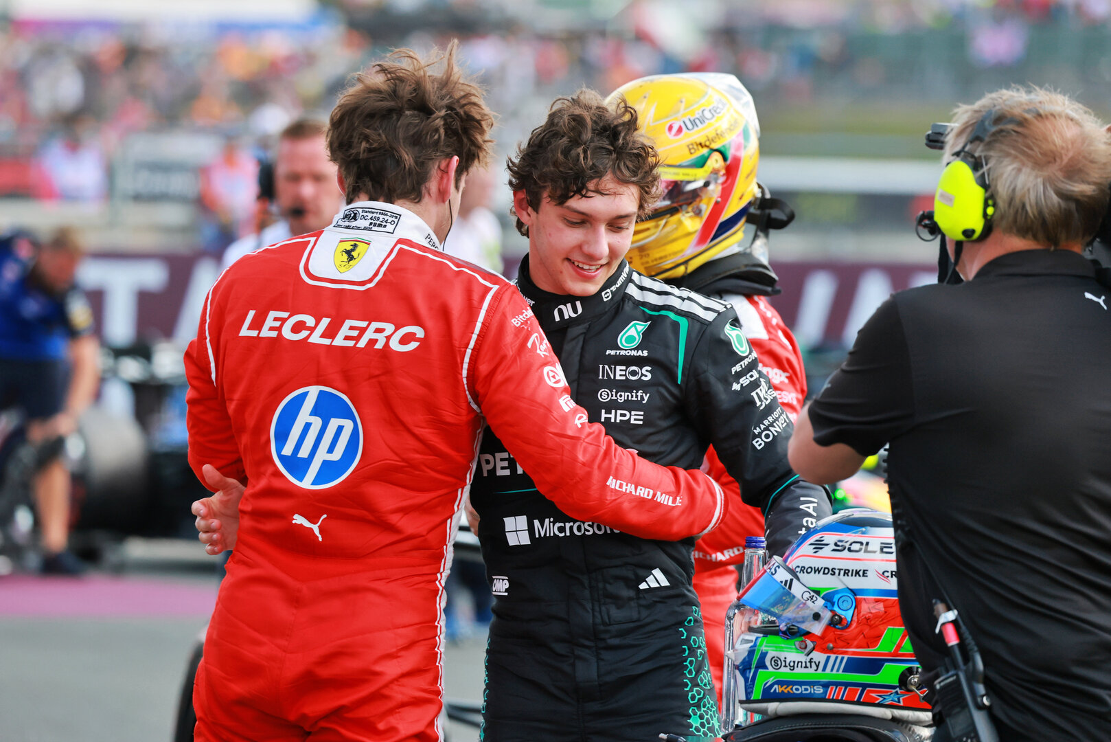 GP GRAN BRETAGNA, Andrea Kimi Antonelli (ITA) Mercedes AMG Formula One Team celebrates his pole position in qualifying parc ferme with second placed Charles Leclerc (MON) Ferrari (Left).
04.07.2026. Formula 1 World Championship, Rd 9, British Grand Prix, Silverstone, England, Sprint e Qualifiche Day.
- www.xpbimages.com, EMail: requests@xpbimages.com © Copyright: Charniaux / XPB Images