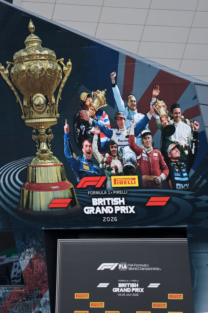 GP GRAN BRETAGNA, Circuit Atmosfera - mural on The Wing.
04.07.2026. Formula 1 World Championship, Rd 9, British Grand Prix, Silverstone, England, Sprint e Qualifiche Day.
- www.xpbimages.com, EMail: requests@xpbimages.com © Copyright: Moy / XPB Images