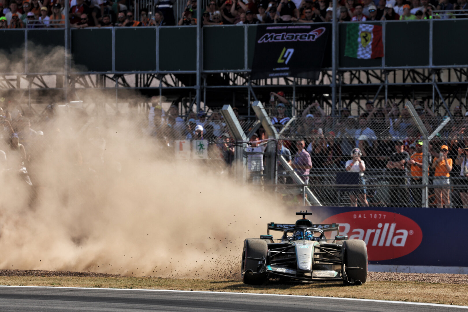 GP GRAN BRETAGNA, George Russell (GBR) Mercedes AMG Formula One Team W17 runs through the gravel trap in qualifying.
04.07.2026. Formula 1 World Championship, Rd 9, British Grand Prix, Silverstone, England, Sprint e Qualifiche Day.
- www.xpbimages.com, EMail: requests@xpbimages.com © Copyright: Dunbar / XPB Images