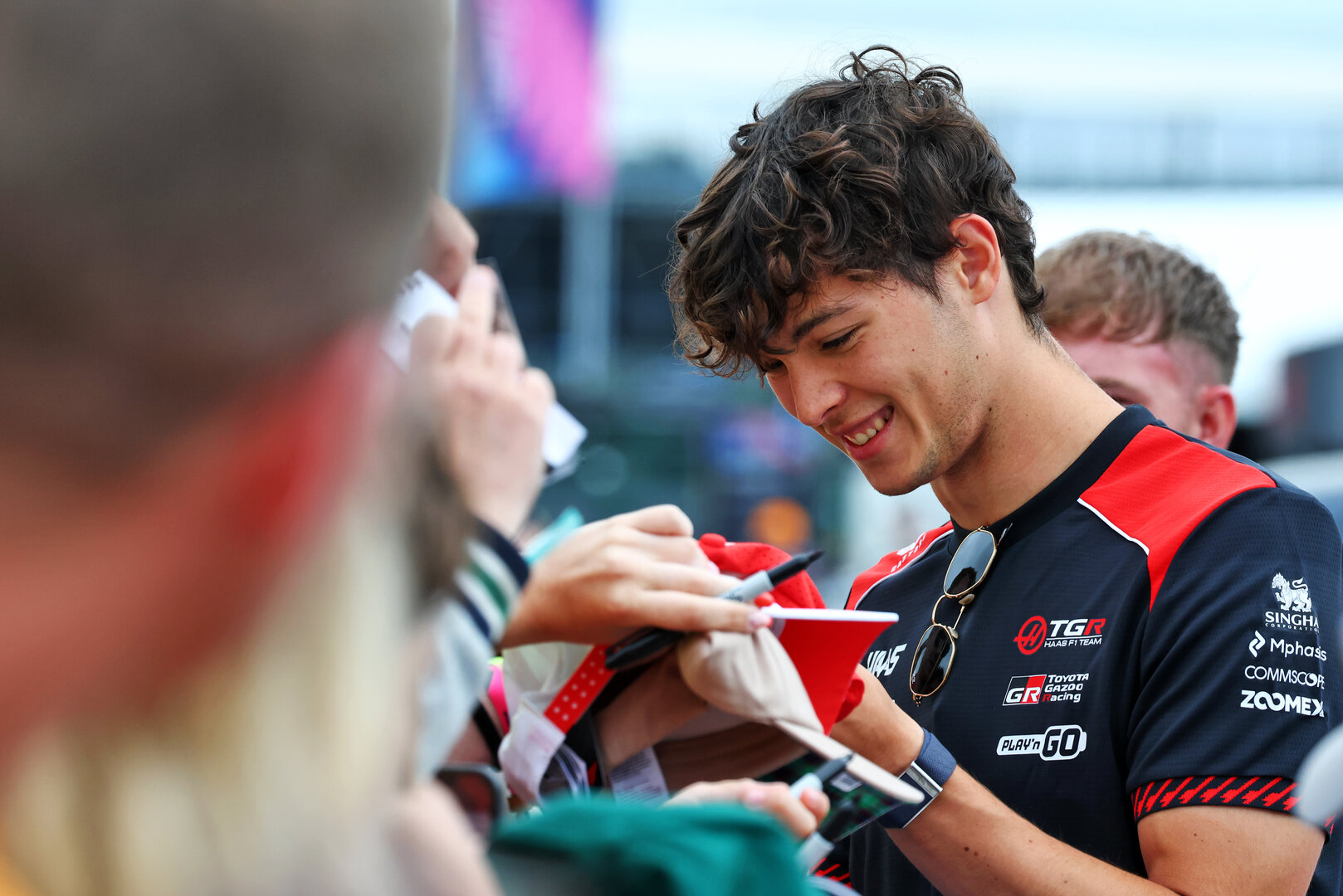 GP GRAN BRETAGNA, Oliver Bearman (GBR) Haas F1 Team with fans.
05.07.2026. Formula 1 World Championship, Rd 9, British Grand Prix, Silverstone, England, Gara Day.
- www.xpbimages.com, EMail: requests@xpbimages.com © Copyright: Bearne / XPB Images