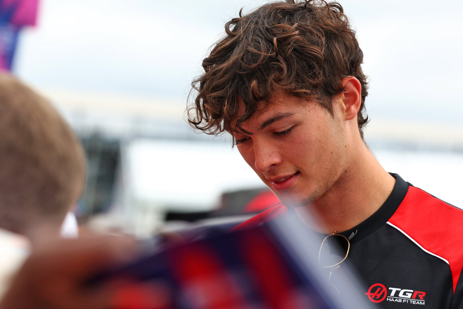 GP GRAN BRETAGNA, Oliver Bearman (GBR) Haas F1 Team with fans.
05.07.2026. Formula 1 World Championship, Rd 9, British Grand Prix, Silverstone, England, Gara Day.
- www.xpbimages.com, EMail: requests@xpbimages.com © Copyright: Bearne / XPB Images