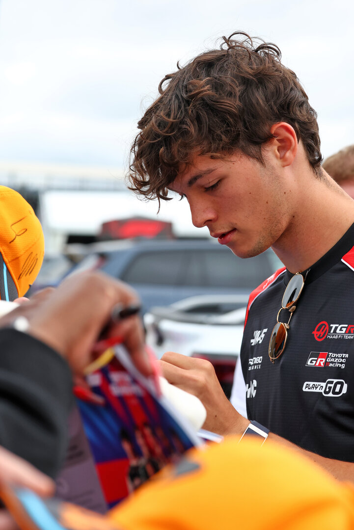 GP GRAN BRETAGNA, Oliver Bearman (GBR) Haas F1 Team with fans.
05.07.2026. Formula 1 World Championship, Rd 9, British Grand Prix, Silverstone, England, Gara Day.
- www.xpbimages.com, EMail: requests@xpbimages.com © Copyright: Bearne / XPB Images