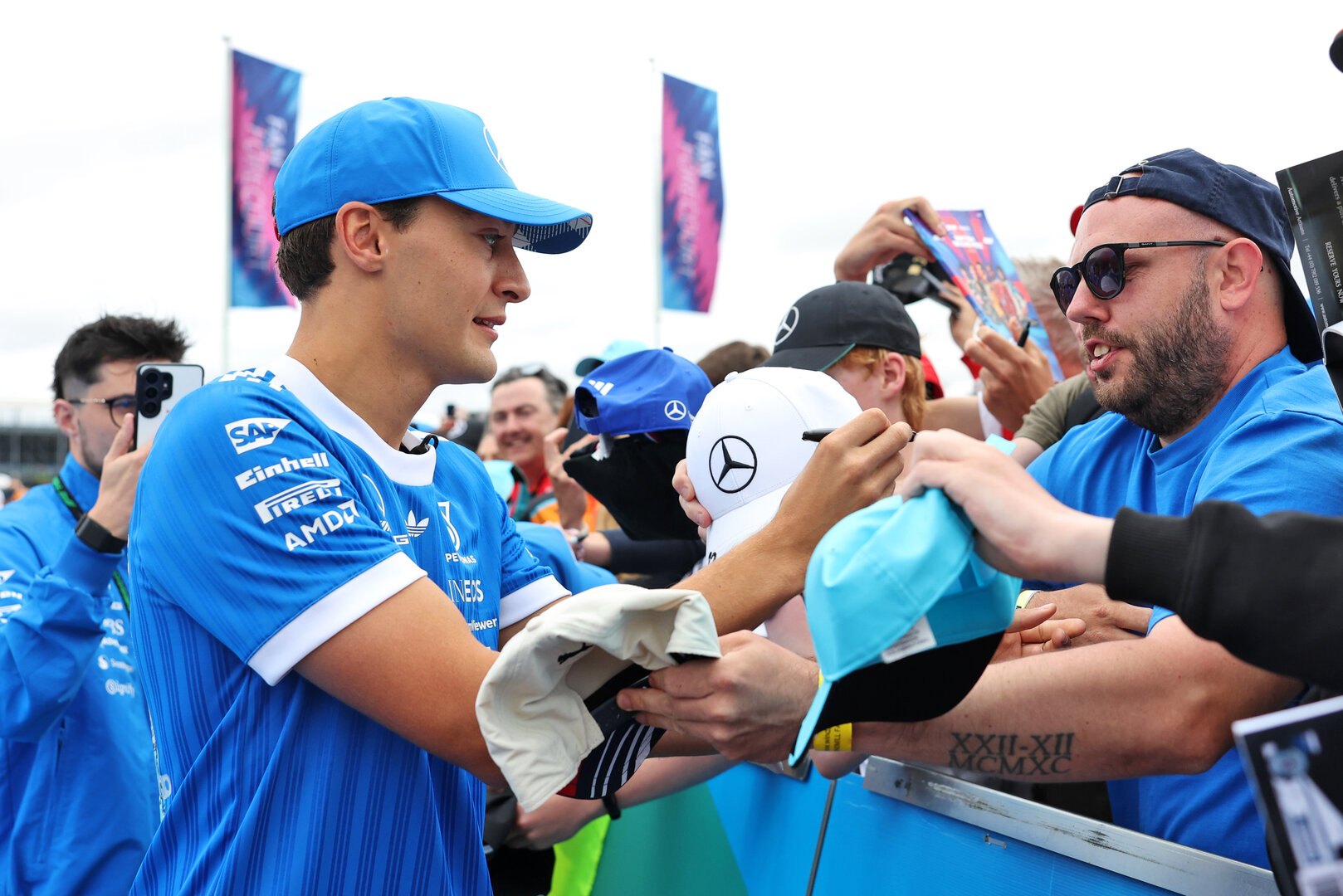 GP GRAN BRETAGNA, George Russell (GBR) Mercedes AMG Formula One Team with fans.
05.07.2026. Formula 1 World Championship, Rd 9, British Grand Prix, Silverstone, England, Gara Day.
- www.xpbimages.com, EMail: requests@xpbimages.com © Copyright: Bearne / XPB Images
