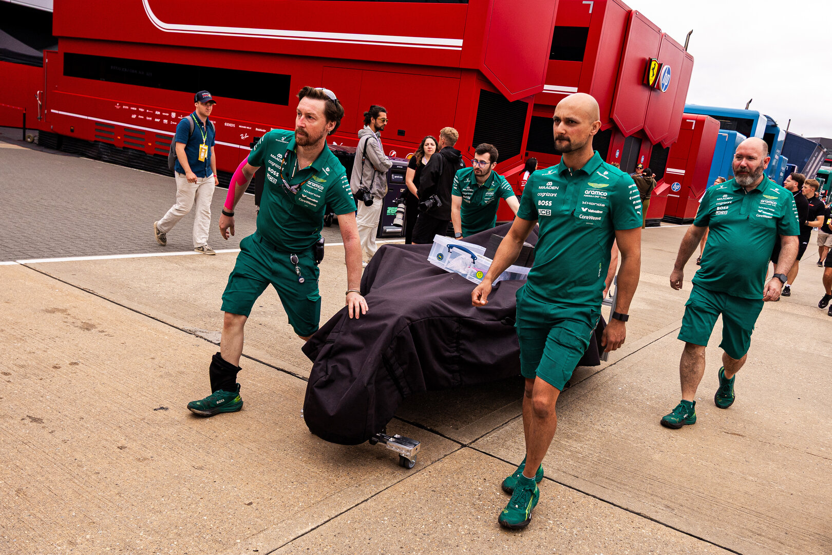 GP GRAN BRETAGNA, Aston Martin F1 Team meccanici in the paddock.
05.07.2026. Formula 1 World Championship, Rd 9, British Grand Prix, Silverstone, England, Gara Day.
 - www.xpbimages.com, EMail: requests@xpbimages.com © Copyright: Denny / XPB Images