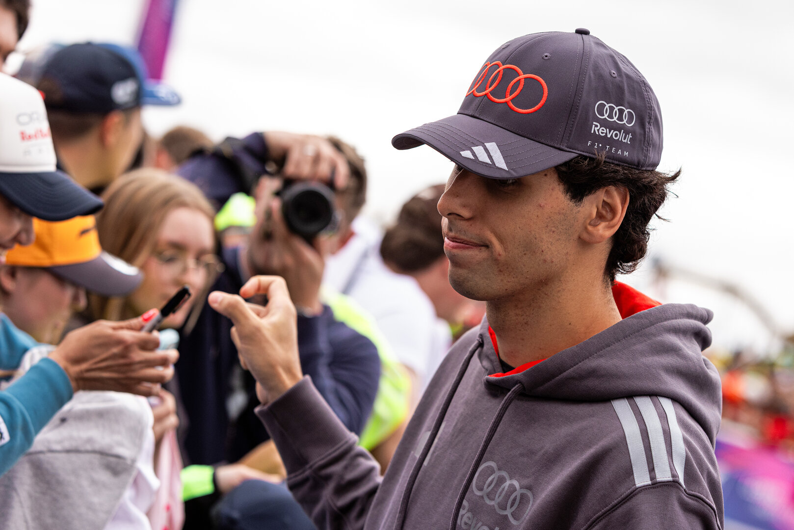 GP GRAN BRETAGNA, Gabriel Bortoleto (BRA) Audi F1 Team with fans.
05.07.2026. Formula 1 World Championship, Rd 9, British Grand Prix, Silverstone, England, Gara Day.
 - www.xpbimages.com, EMail: requests@xpbimages.com © Copyright: Denny / XPB Images