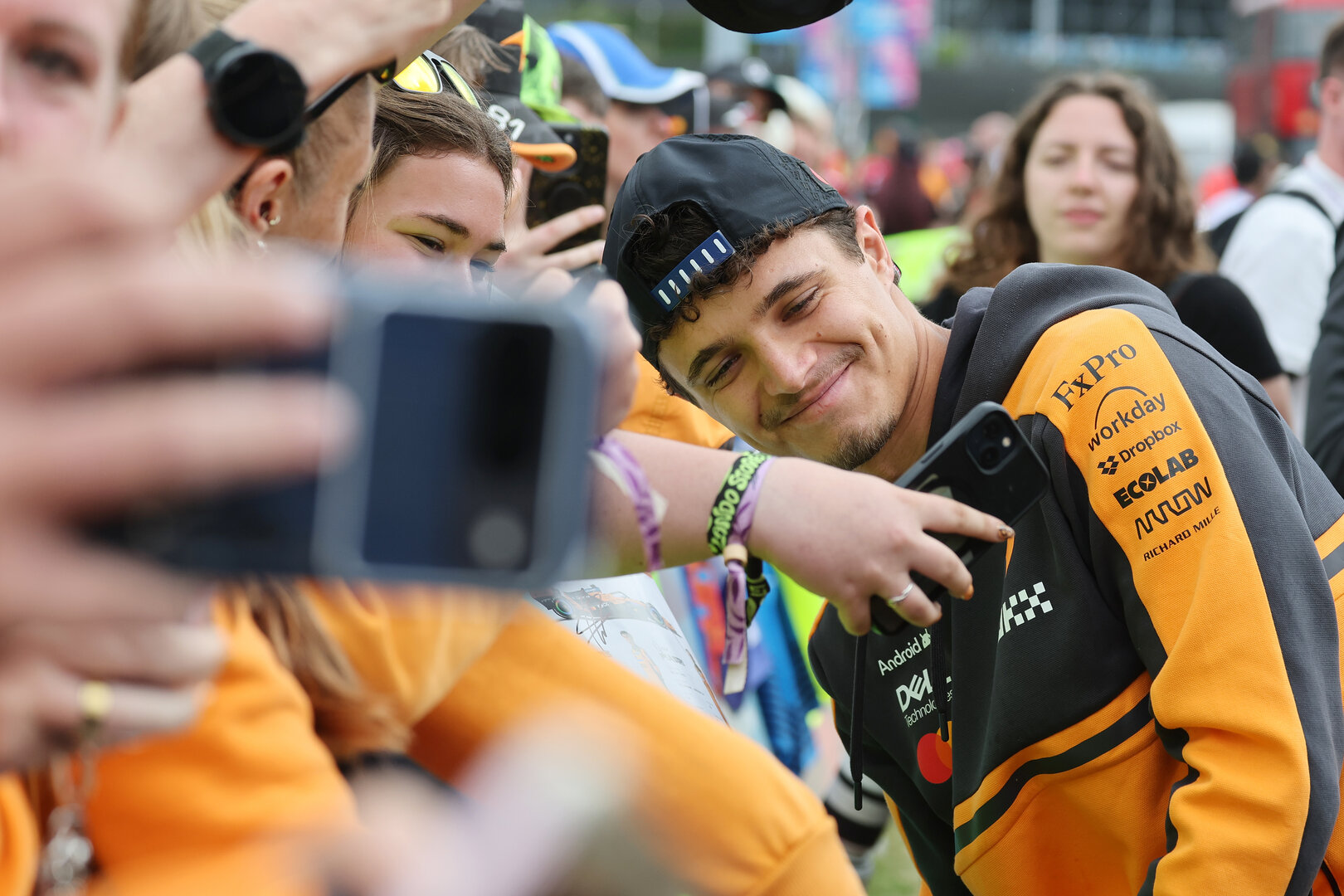 GP GRAN BRETAGNA, Lando Norris (GBR) McLaren F1 Team with fans.
05.07.2026. Formula 1 World Championship, Rd 9, British Grand Prix, Silverstone, England, Gara Day.
- www.xpbimages.com, EMail: requests@xpbimages.com © Copyright: Moy / XPB Images