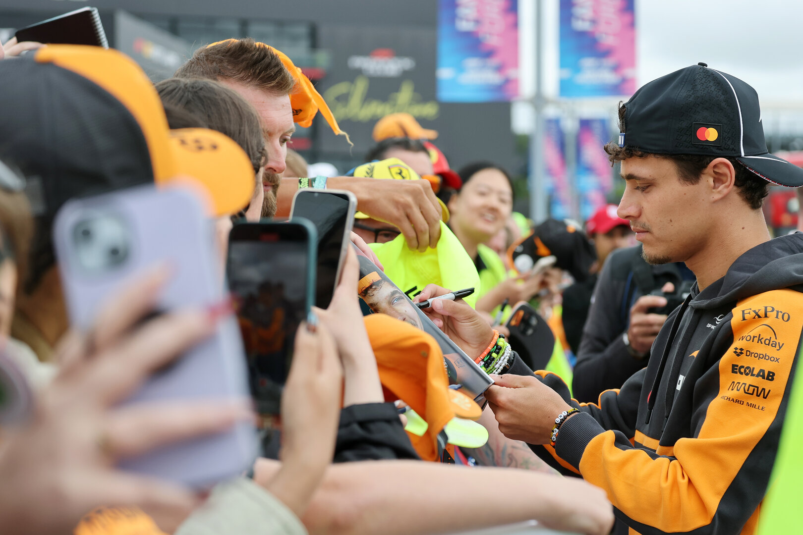 GP GRAN BRETAGNA, Lando Norris (GBR) McLaren F1 Team with fans.
05.07.2026. Formula 1 World Championship, Rd 9, British Grand Prix, Silverstone, England, Gara Day.
- www.xpbimages.com, EMail: requests@xpbimages.com © Copyright: Moy / XPB Images