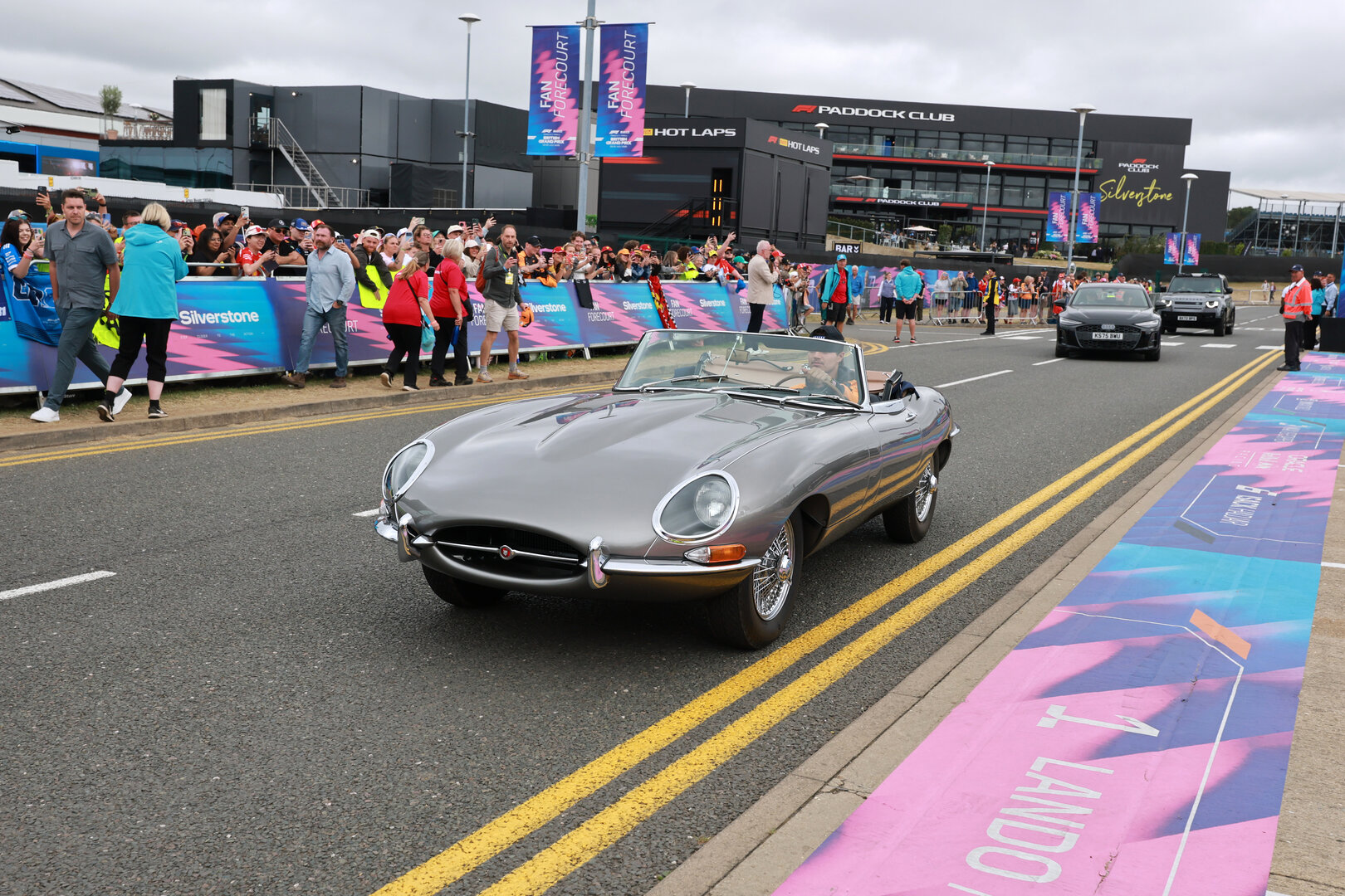 GP GRAN BRETAGNA, Lando Norris (GBR) McLaren F1 Team arrives at the paddock in a Jaguar E-Type.
05.07.2026. Formula 1 World Championship, Rd 9, British Grand Prix, Silverstone, England, Gara Day.
- www.xpbimages.com, EMail: requests@xpbimages.com © Copyright: Moy / XPB Images