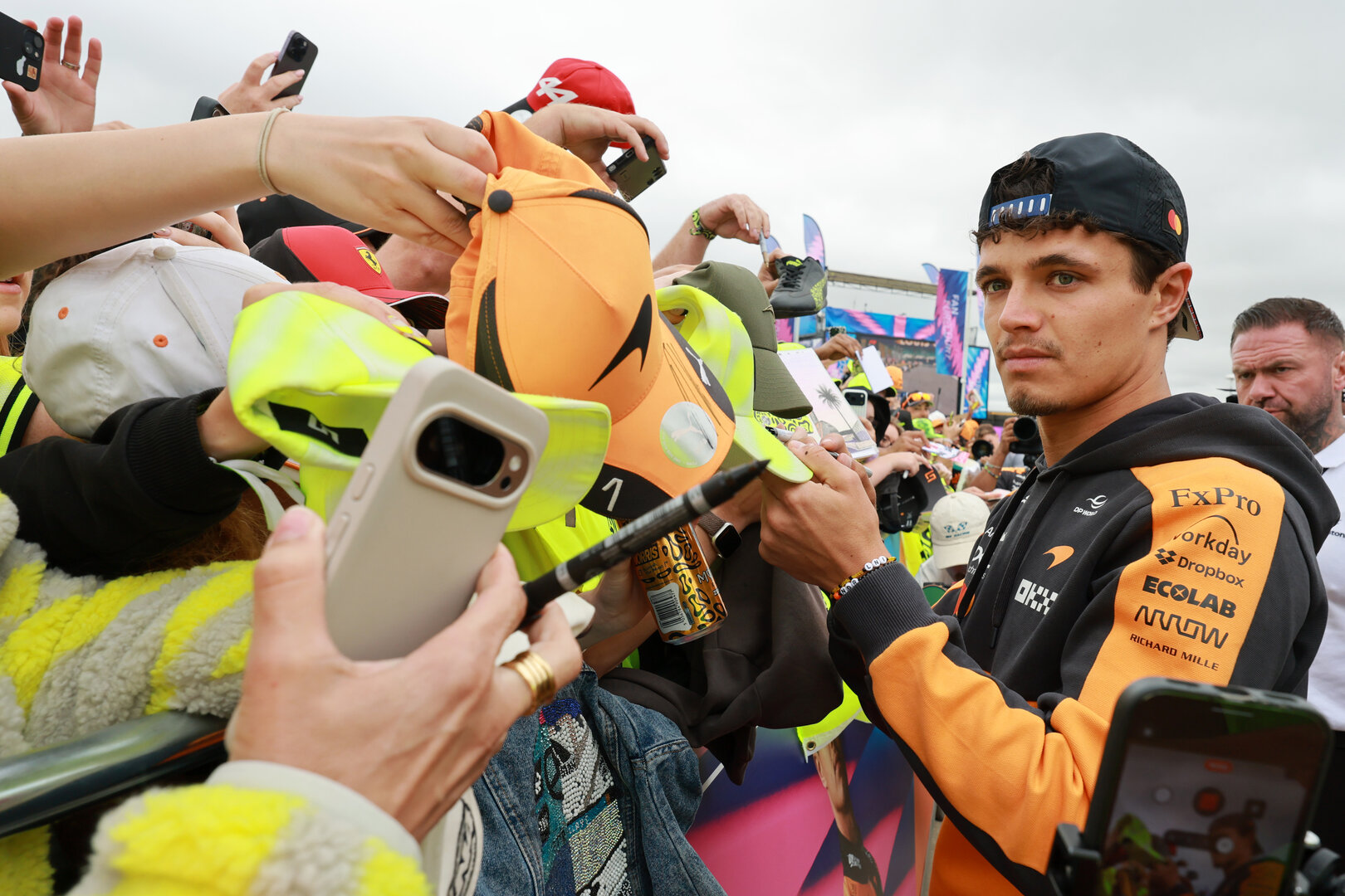 GP GRAN BRETAGNA, Lando Norris (GBR) McLaren F1 Team with fans.
05.07.2026. Formula 1 World Championship, Rd 9, British Grand Prix, Silverstone, England, Gara Day.
- www.xpbimages.com, EMail: requests@xpbimages.com © Copyright: Moy / XPB Images