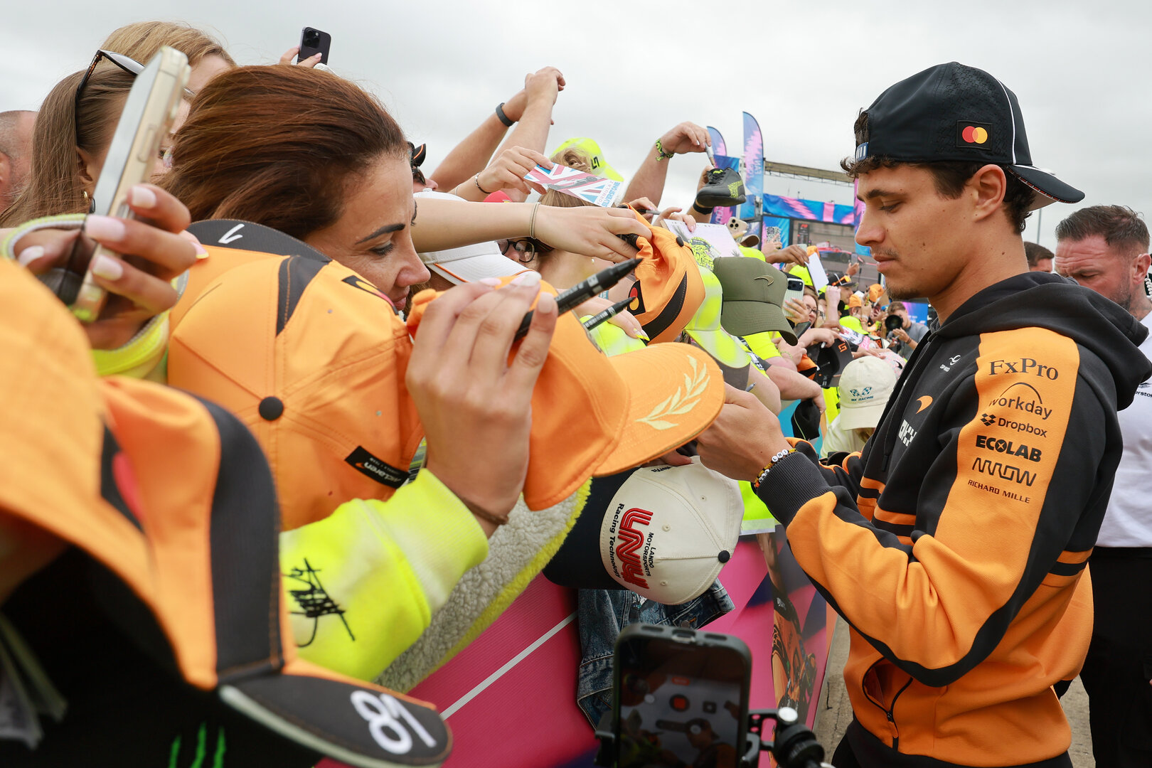 GP GRAN BRETAGNA, Lando Norris (GBR) McLaren F1 Team with fans.
05.07.2026. Formula 1 World Championship, Rd 9, British Grand Prix, Silverstone, England, Gara Day.
- www.xpbimages.com, EMail: requests@xpbimages.com © Copyright: Moy / XPB Images