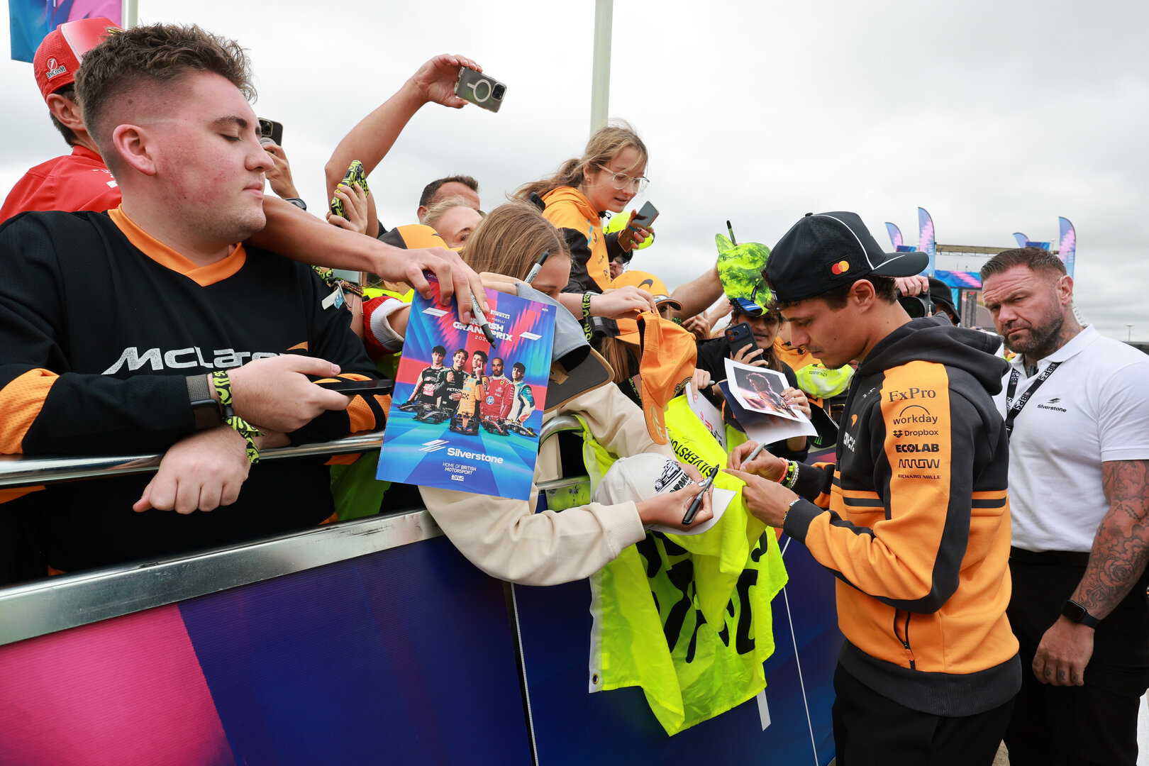 GP GRAN BRETAGNA, Lando Norris (GBR) McLaren F1 Team with fans.
05.07.2026. Formula 1 World Championship, Rd 9, British Grand Prix, Silverstone, England, Gara Day.
- www.xpbimages.com, EMail: requests@xpbimages.com © Copyright: Moy / XPB Images