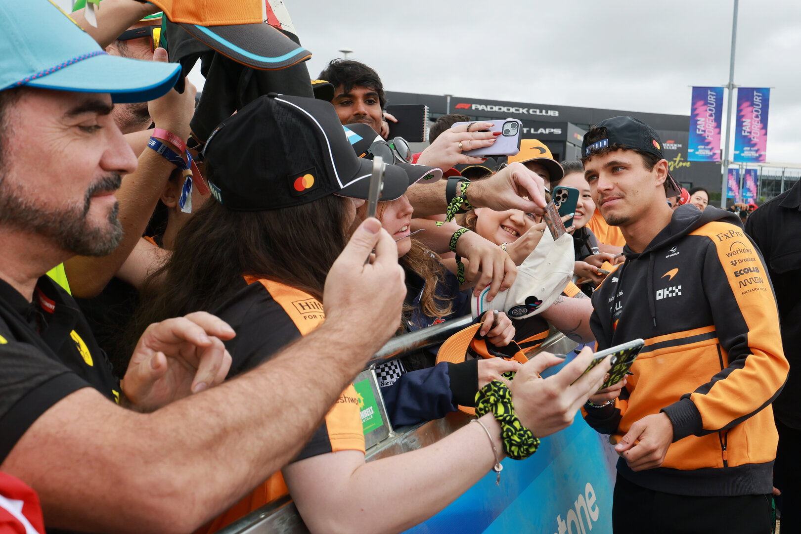 GP GRAN BRETAGNA, Lando Norris (GBR) McLaren F1 Team with fans.
05.07.2026. Formula 1 World Championship, Rd 9, British Grand Prix, Silverstone, England, Gara Day.
- www.xpbimages.com, EMail: requests@xpbimages.com © Copyright: Moy / XPB Images