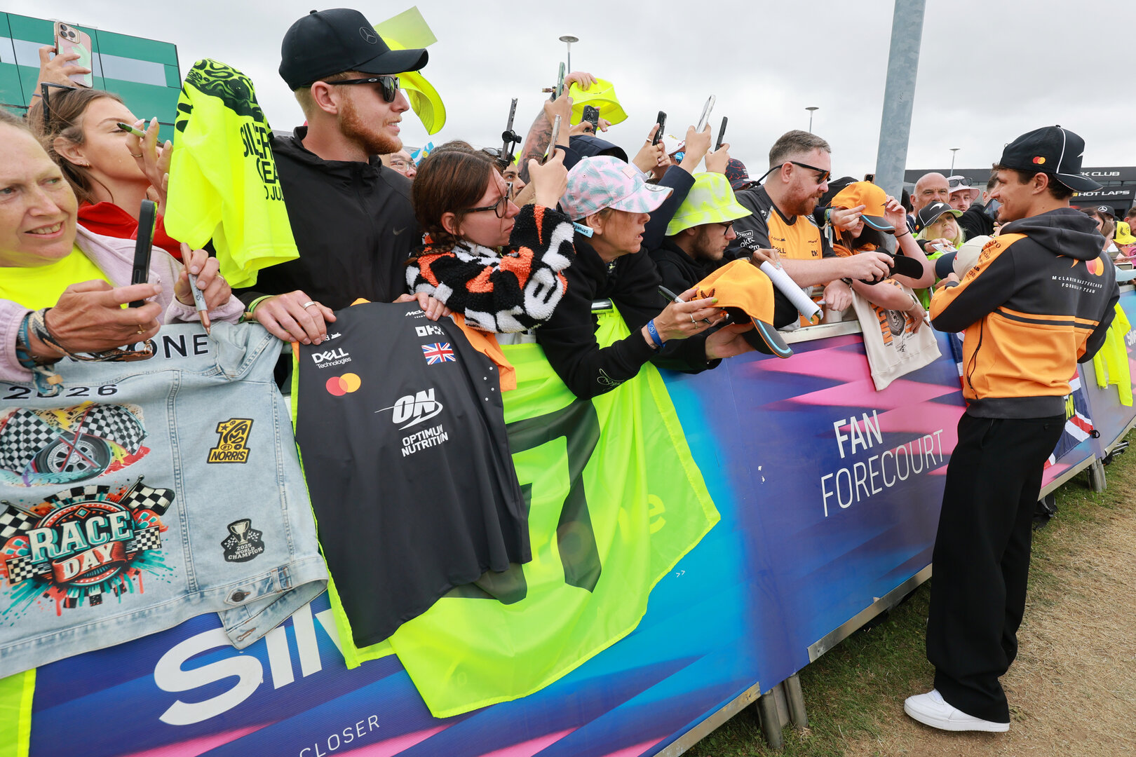 GP GRAN BRETAGNA, Lando Norris (GBR) McLaren F1 Team with fans.
05.07.2026. Formula 1 World Championship, Rd 9, British Grand Prix, Silverstone, England, Gara Day.
- www.xpbimages.com, EMail: requests@xpbimages.com © Copyright: Moy / XPB Images