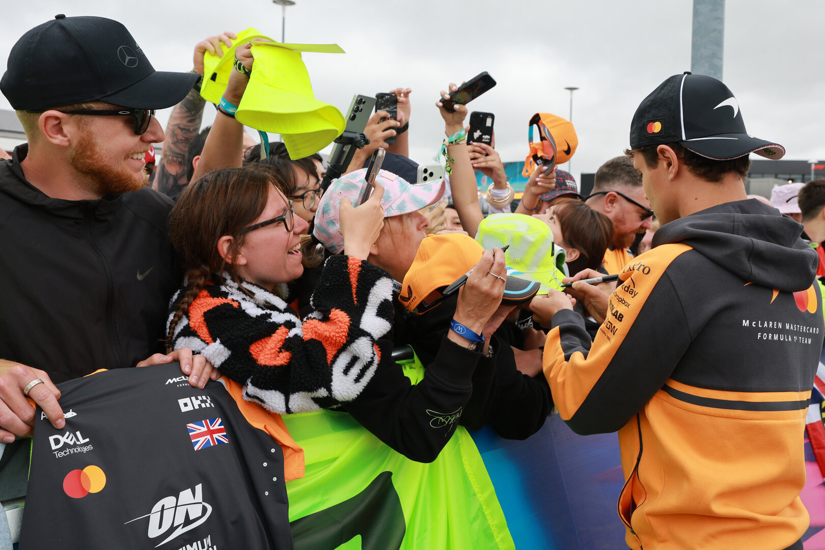 GP GRAN BRETAGNA, Lando Norris (GBR) McLaren F1 Team with fans.
05.07.2026. Formula 1 World Championship, Rd 9, British Grand Prix, Silverstone, England, Gara Day.
- www.xpbimages.com, EMail: requests@xpbimages.com © Copyright: Moy / XPB Images