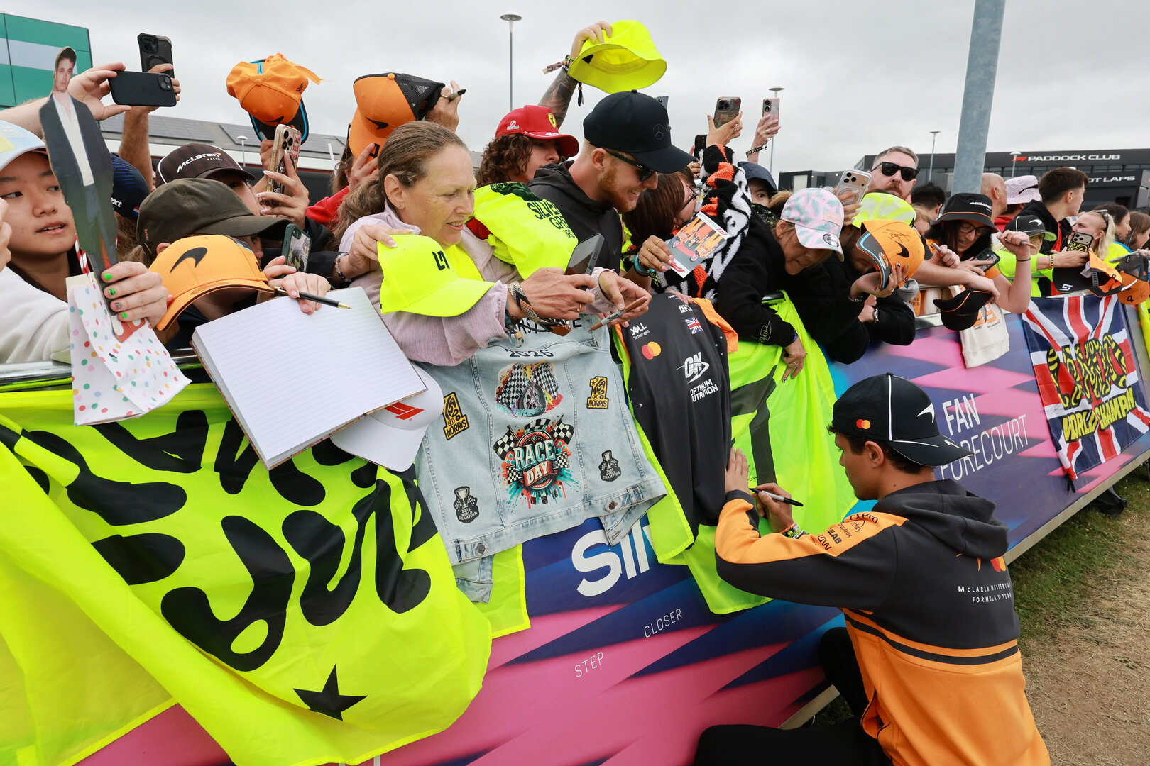 GP GRAN BRETAGNA, Lando Norris (GBR) McLaren F1 Team with fans.
05.07.2026. Formula 1 World Championship, Rd 9, British Grand Prix, Silverstone, England, Gara Day.
- www.xpbimages.com, EMail: requests@xpbimages.com © Copyright: Moy / XPB Images