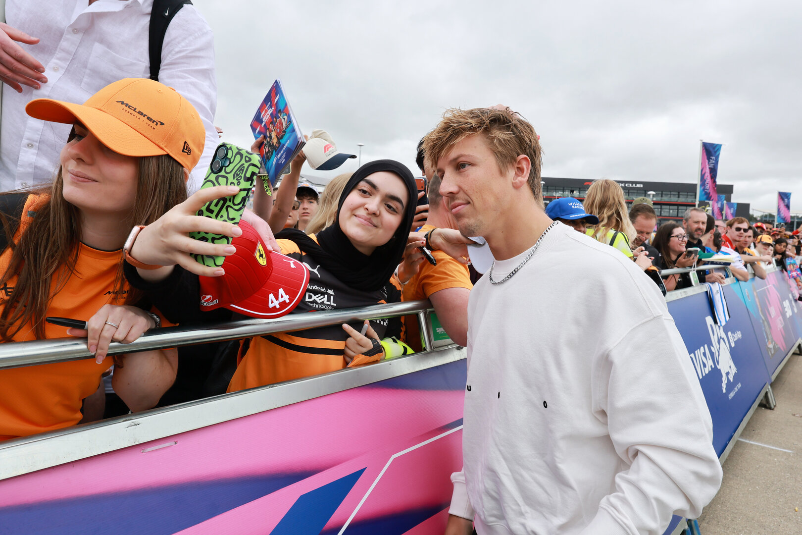 GP GRAN BRETAGNA, Liam Lawson (NZL) Racing Bulls Formula One Team with fans.
05.07.2026. Formula 1 World Championship, Rd 9, British Grand Prix, Silverstone, England, Gara Day.
- www.xpbimages.com, EMail: requests@xpbimages.com © Copyright: Moy / XPB Images