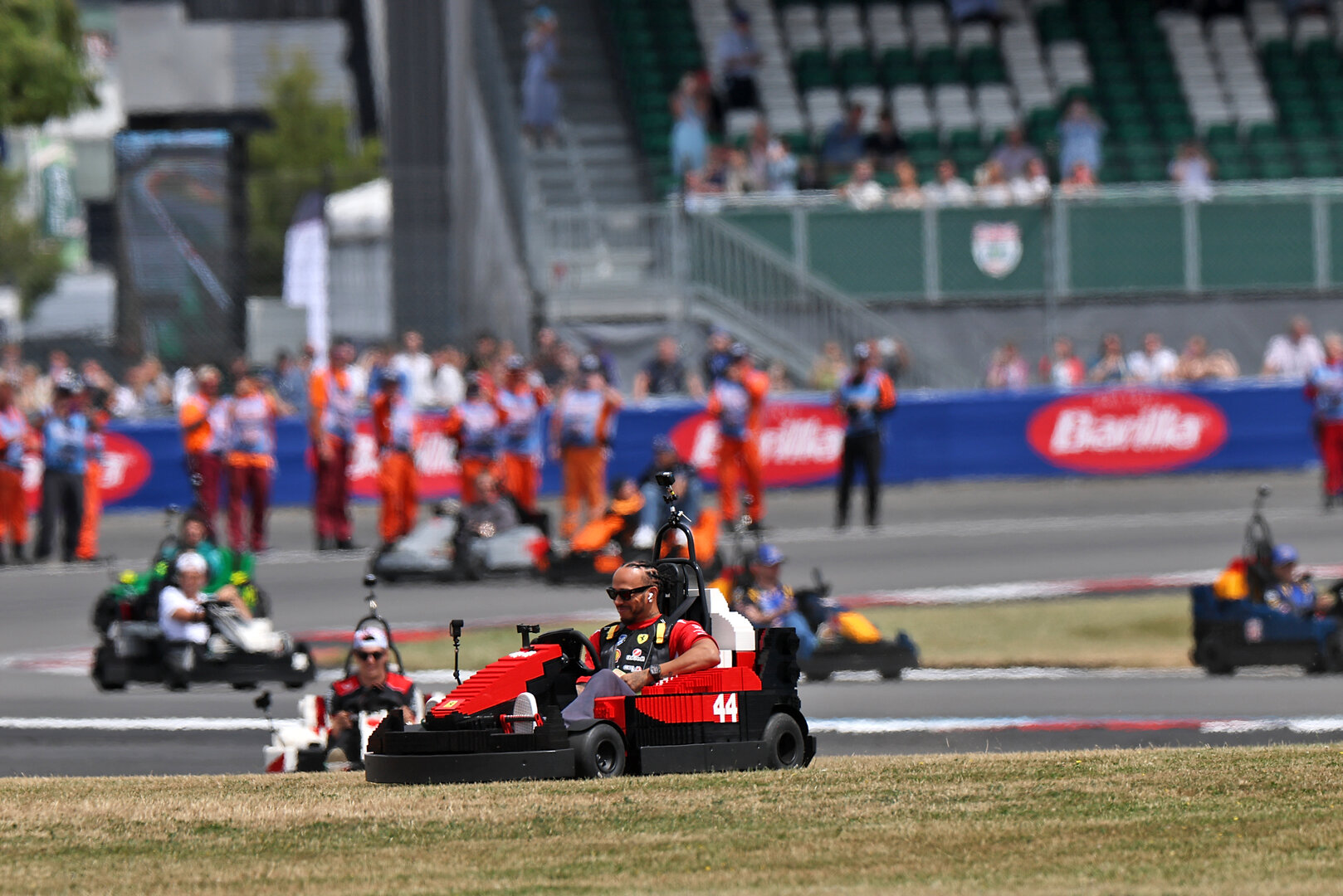 GP GRAN BRETAGNA, Lewis Hamilton (GBR) Ferrari in a Lego kart on the drivers' parade.
05.07.2026. Formula 1 World Championship, Rd 9, British Grand Prix, Silverstone, England, Gara Day.
- www.xpbimages.com, EMail: requests@xpbimages.com © Copyright: Charniaux / XPB Images
