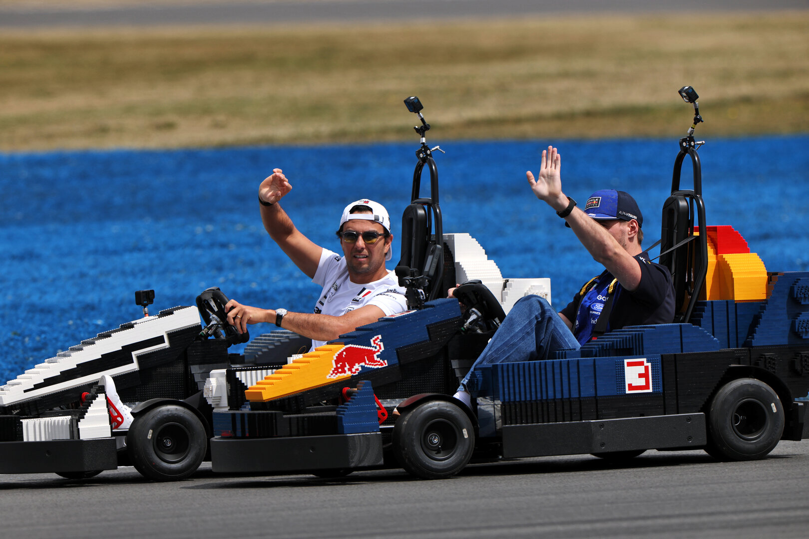 GP GRAN BRETAGNA, (L to R): Sergio Perez (MEX) Cadillac Formula 1 Team e Max Verstappen (NLD) Red Bull Racing in Lego karts on the drivers' parade.
05.07.2026. Formula 1 World Championship, Rd 9, British Grand Prix, Silverstone, England, Gara Day.
- www.xpbimages.com, EMail: requests@xpbimages.com © Copyright: Charniaux / XPB Images