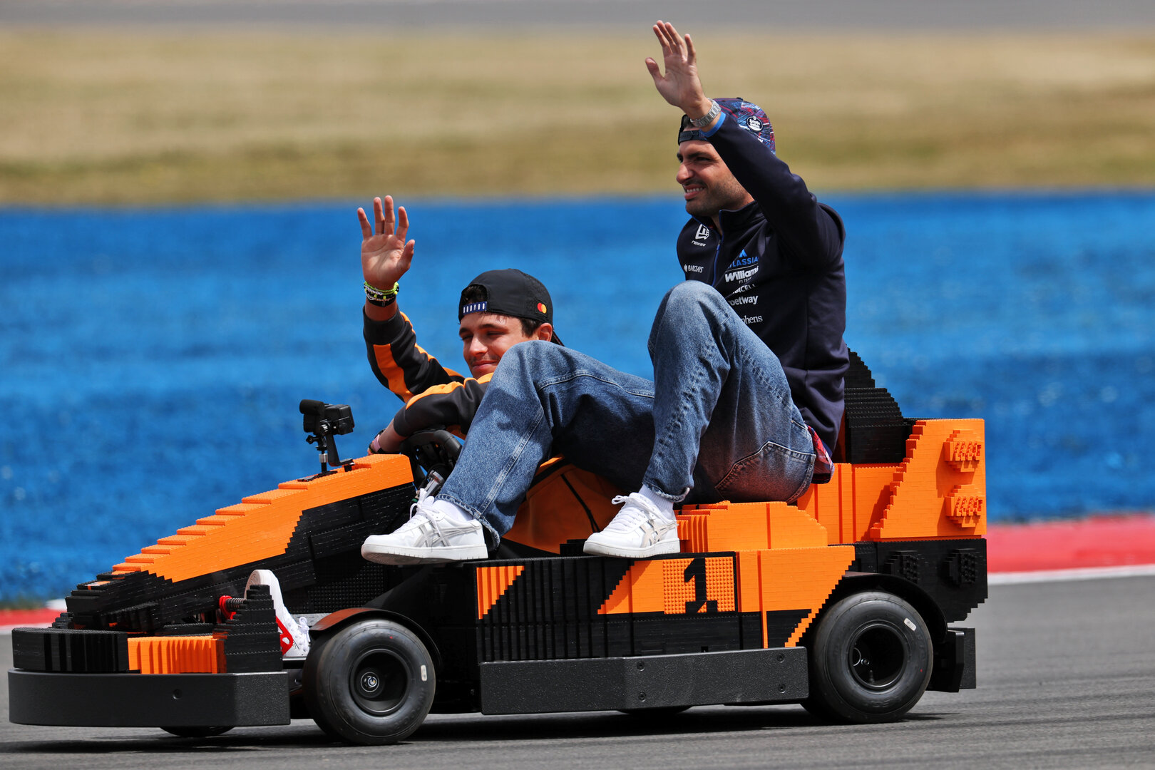 GP GRAN BRETAGNA, Lando Norris (GBR) McLaren F1 Team e Carlos Sainz (ESP) Williams F1 Team in a Lego kart on the drivers' parade.
05.07.2026. Formula 1 World Championship, Rd 9, British Grand Prix, Silverstone, England, Gara Day.
- www.xpbimages.com, EMail: requests@xpbimages.com © Copyright: Charniaux / XPB Images