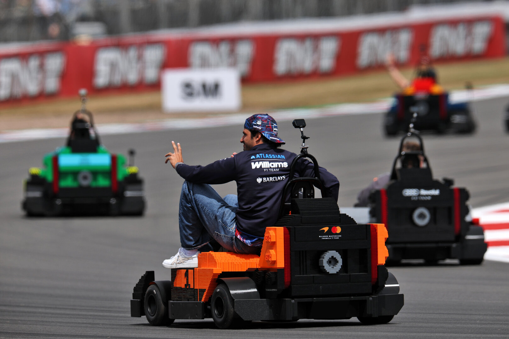 GP GRAN BRETAGNA, Lando Norris (GBR) McLaren F1 Team e Carlos Sainz (ESP) Williams F1 Team in a Lego kart on the drivers' parade.
05.07.2026. Formula 1 World Championship, Rd 9, British Grand Prix, Silverstone, England, Gara Day.
- www.xpbimages.com, EMail: requests@xpbimages.com © Copyright: Charniaux / XPB Images