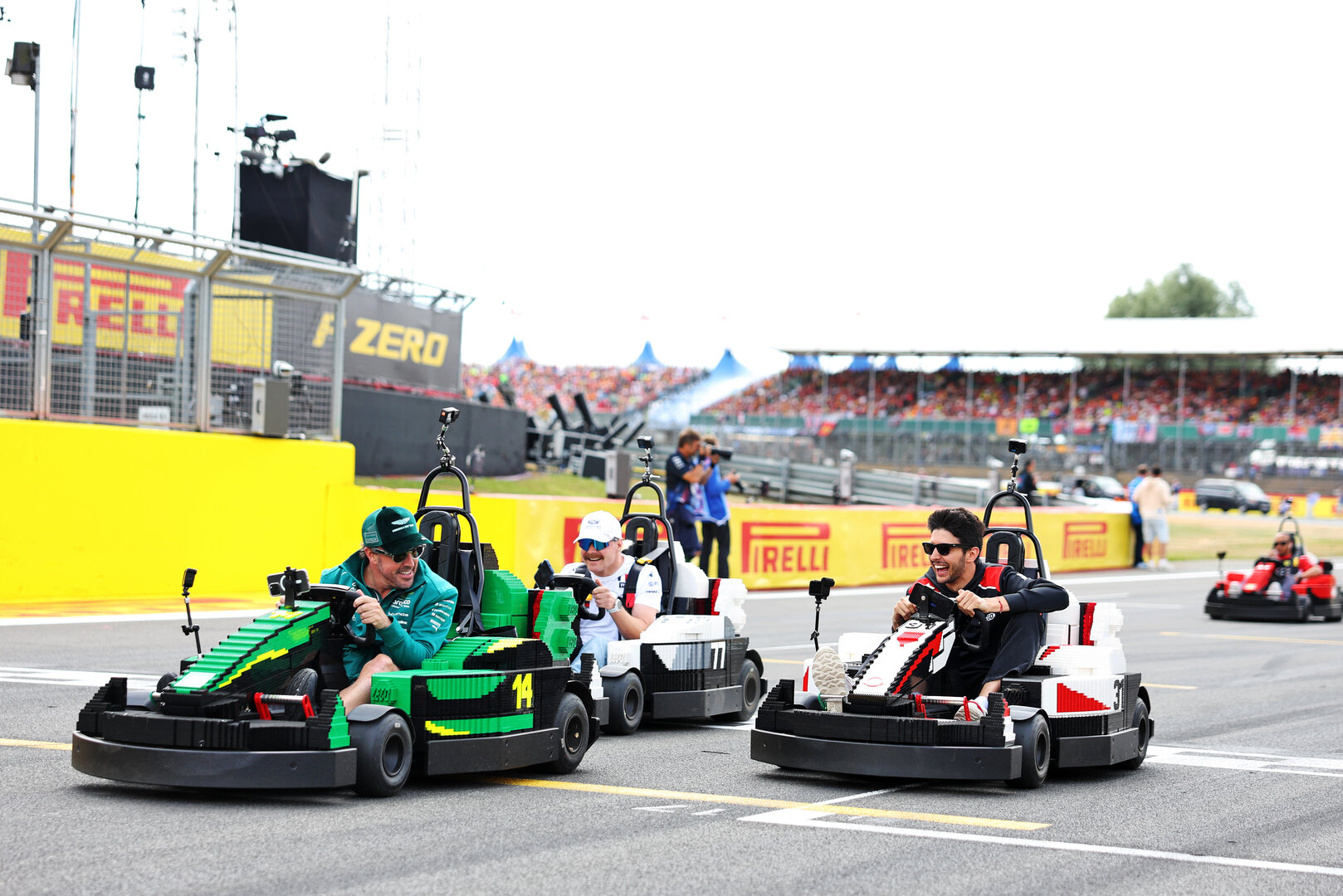 GP GRAN BRETAGNA, Fernando Alonso (ESP) Aston Martin F1 Team AMR26; Esteban Ocon (FRA) Haas F1 Team; e Valtteri Bottas (FIN) Cadillac Formula 1 Team in Lego karts on the drivers' parade.
05.07.2026. Formula 1 World Championship, Rd 9, British Grand Prix, Silverstone, England, Gara Day.
- www.xpbimages.com, EMail: requests@xpbimages.com © Copyright: Bearne / XPB Images